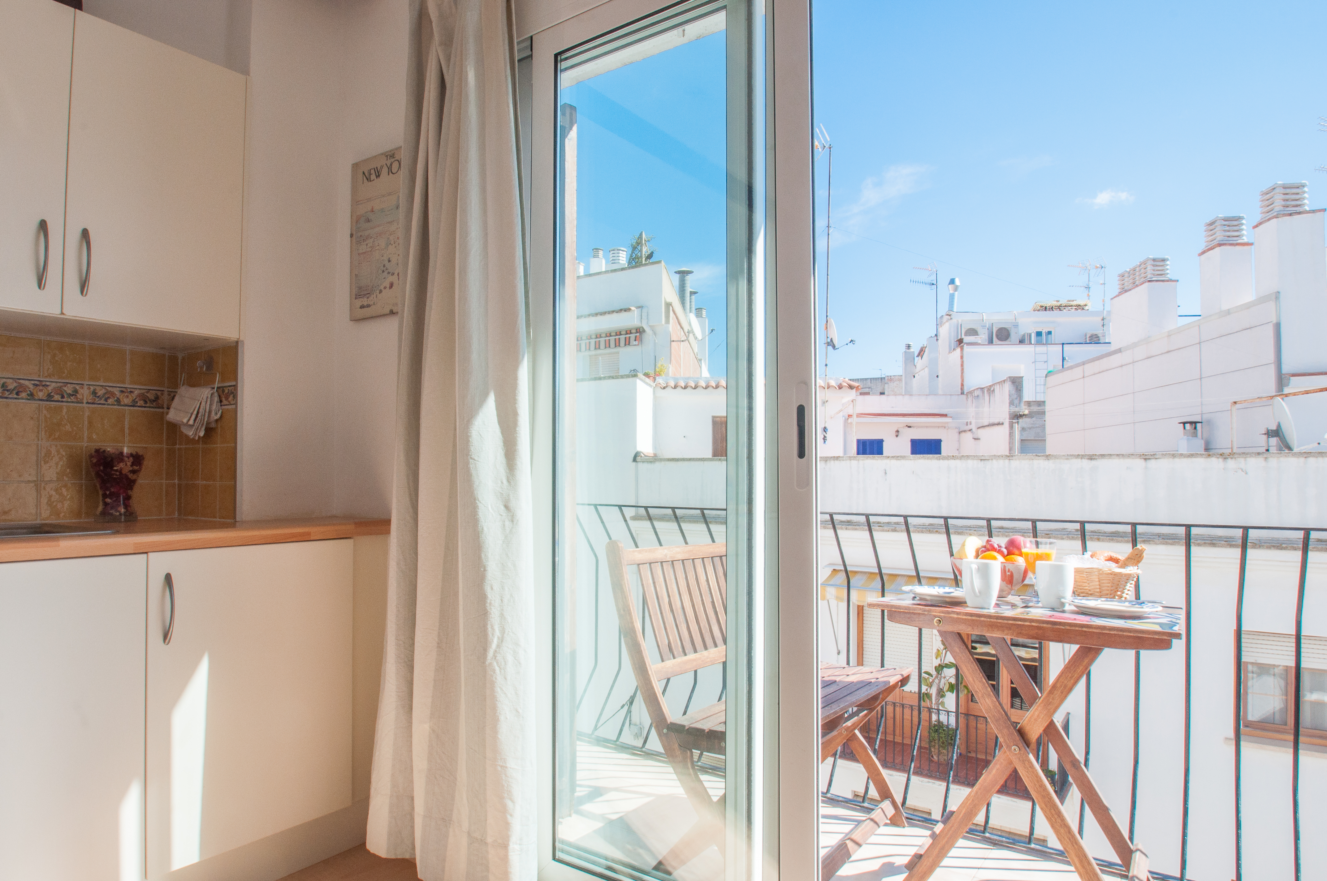 ANA: Centric with terrace at 5 min.to the beach