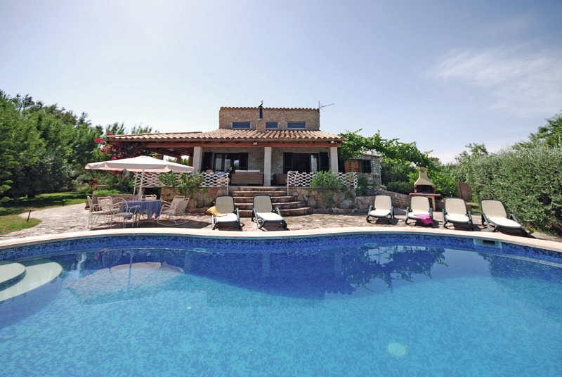 Countryside house with swimming pool and view