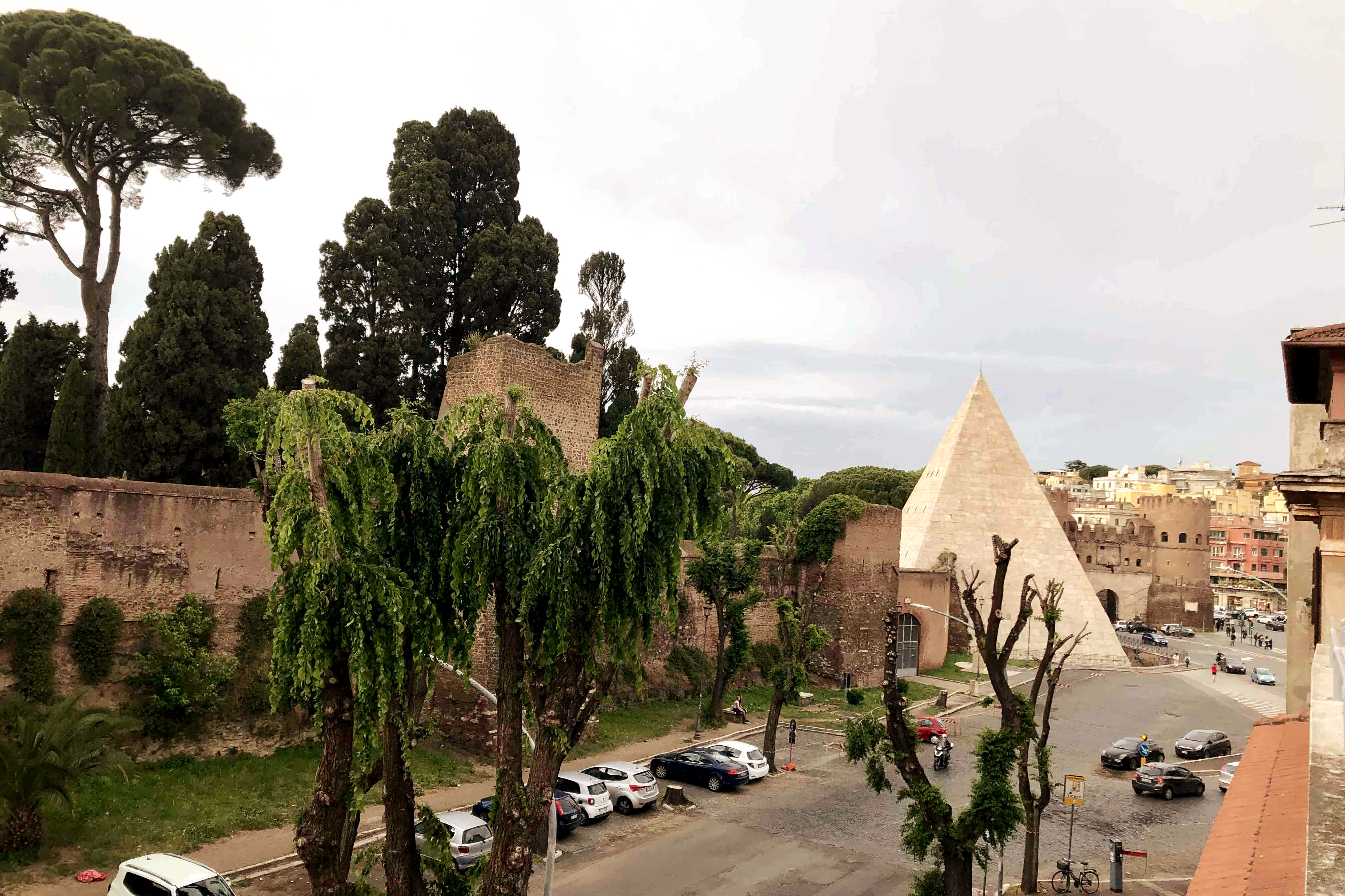 HomeHoliday "RomaPyramidHome"@ Pyramid-Colisseum