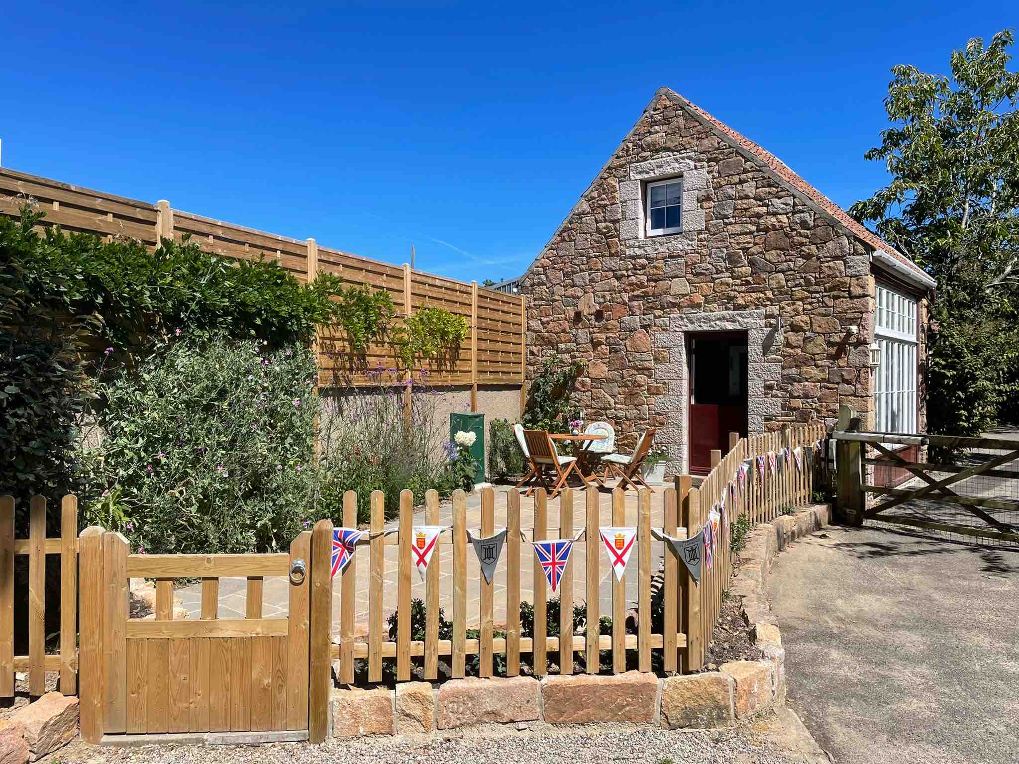 Cheerful  new 2 bedroom barn conversion