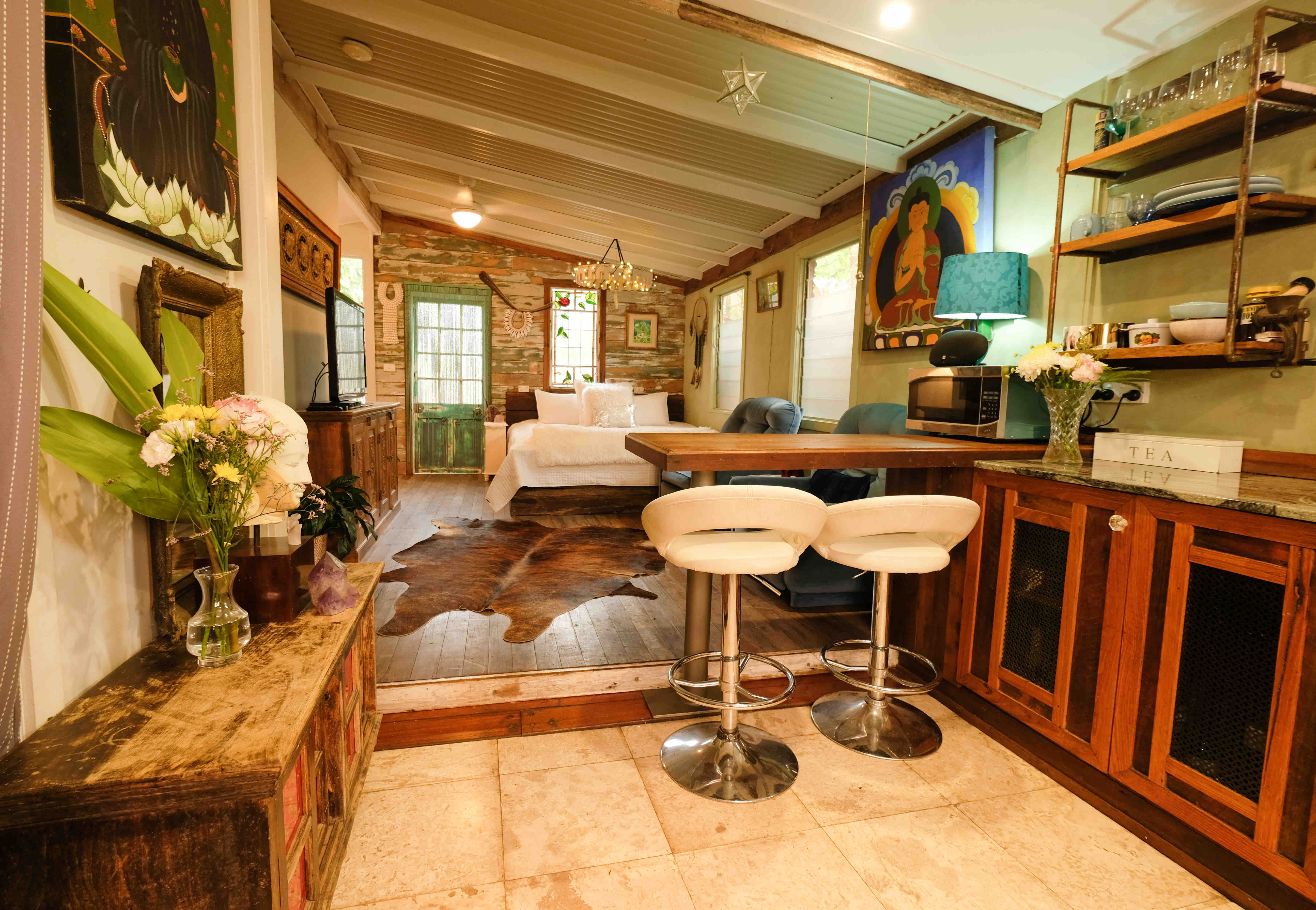 Private Spacious Studio with spa great location Guesthouses for Rent