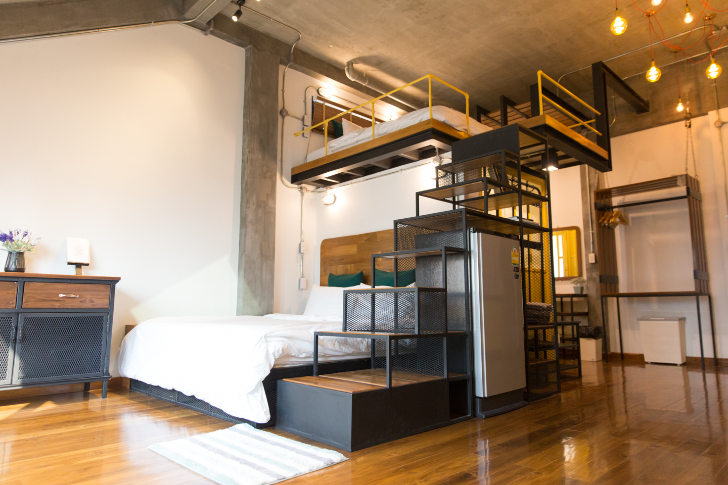 #401: Private Balcony Room on 4th fl (with cats!)