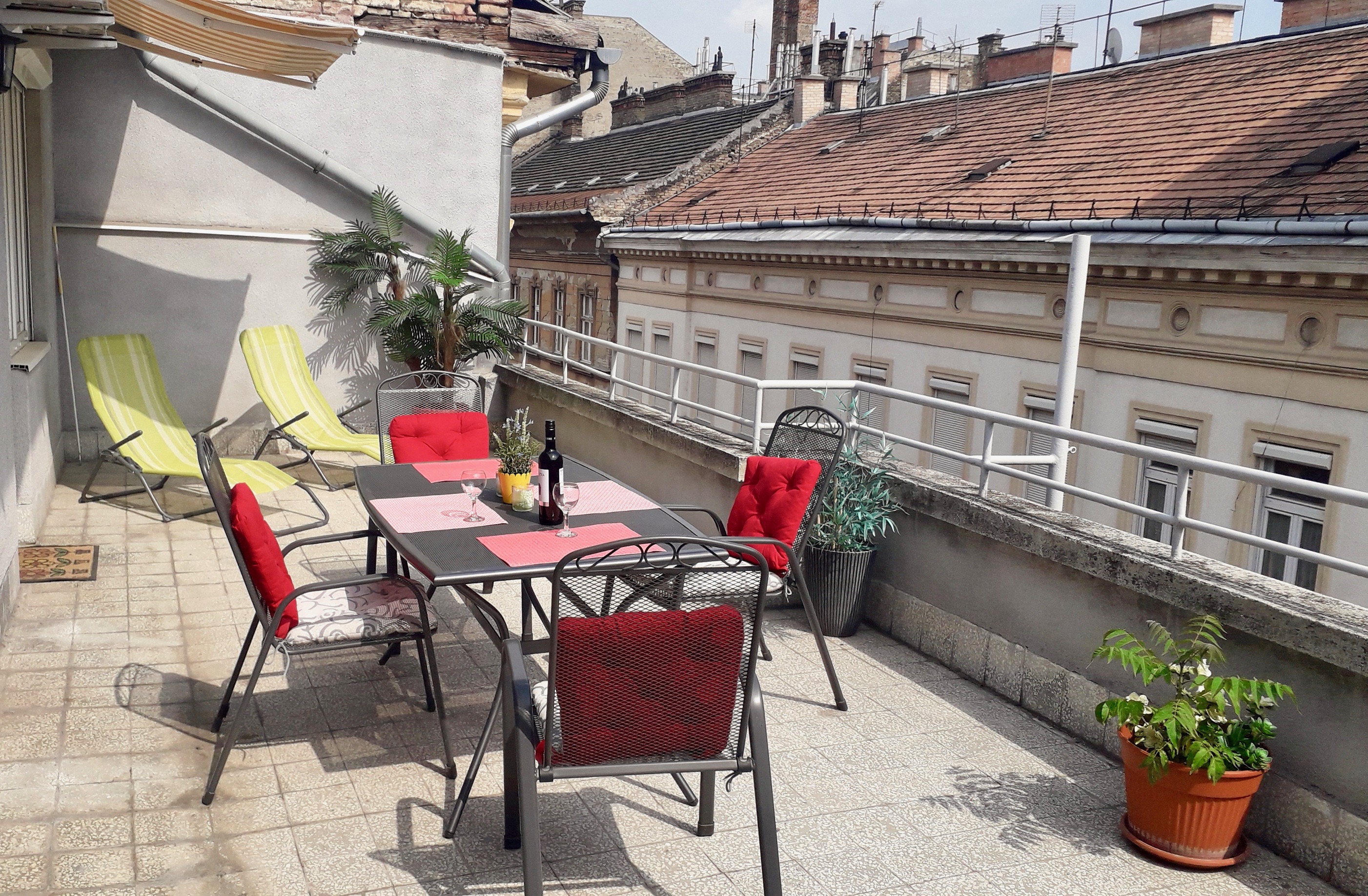 Middle of City Rooftop Terrace apt/AC/2 BR/5 ppl