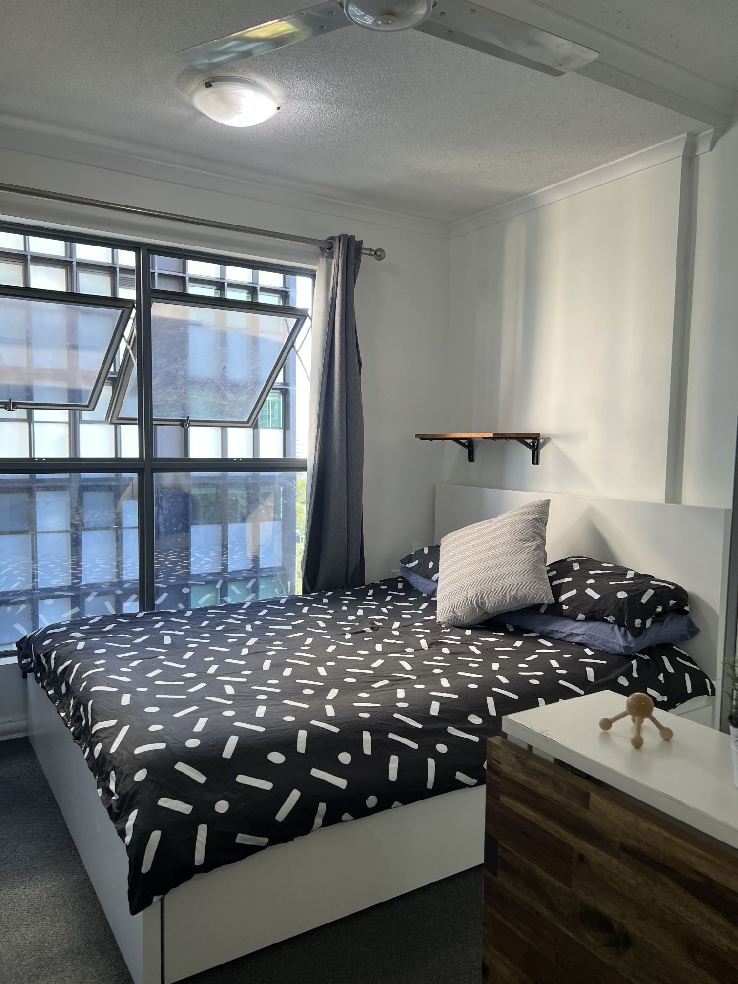 Cozy studio apartment with gym and café on-site