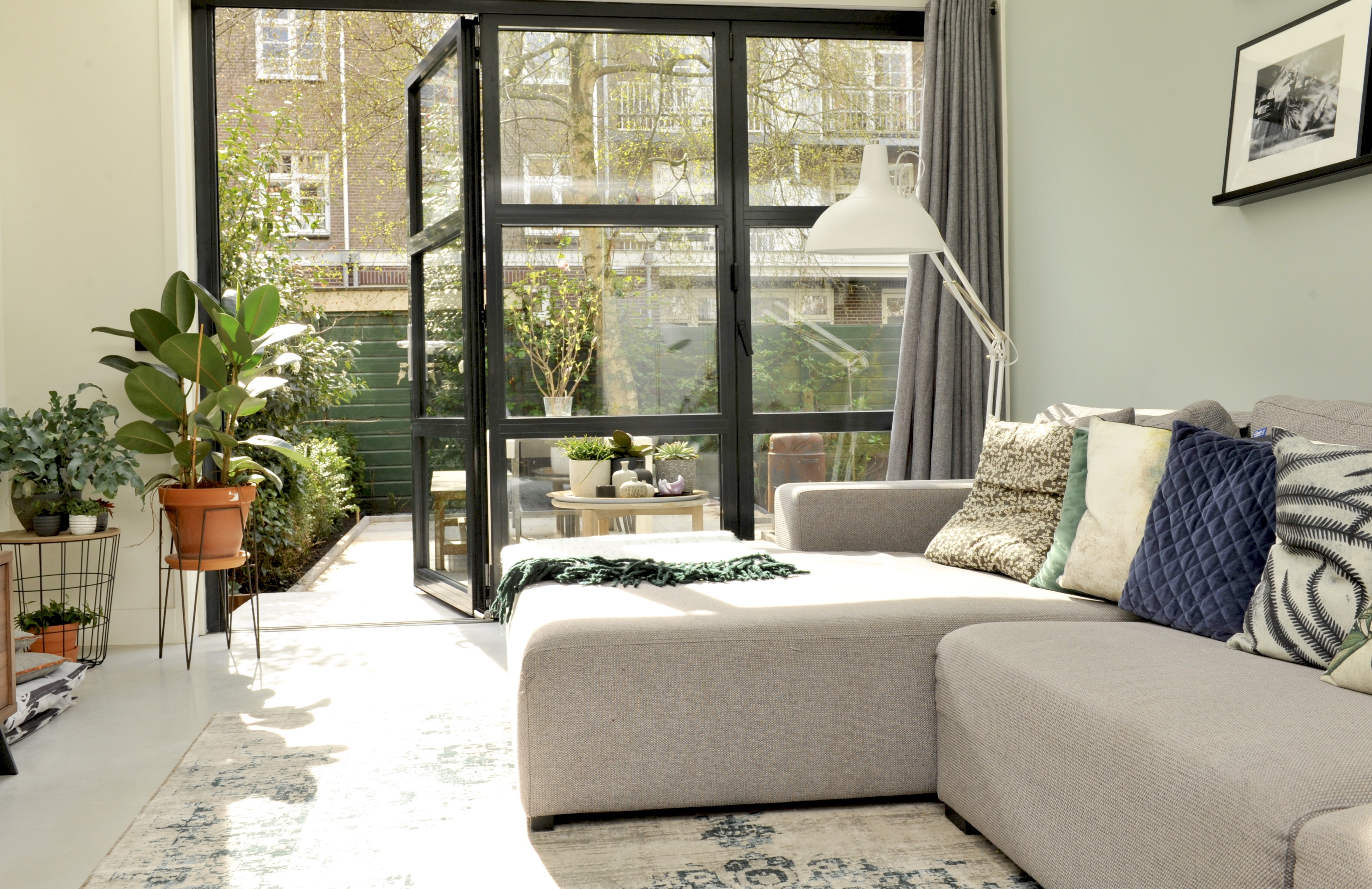 Recently modernized house + sunny private garden โ Amsterdam stay
