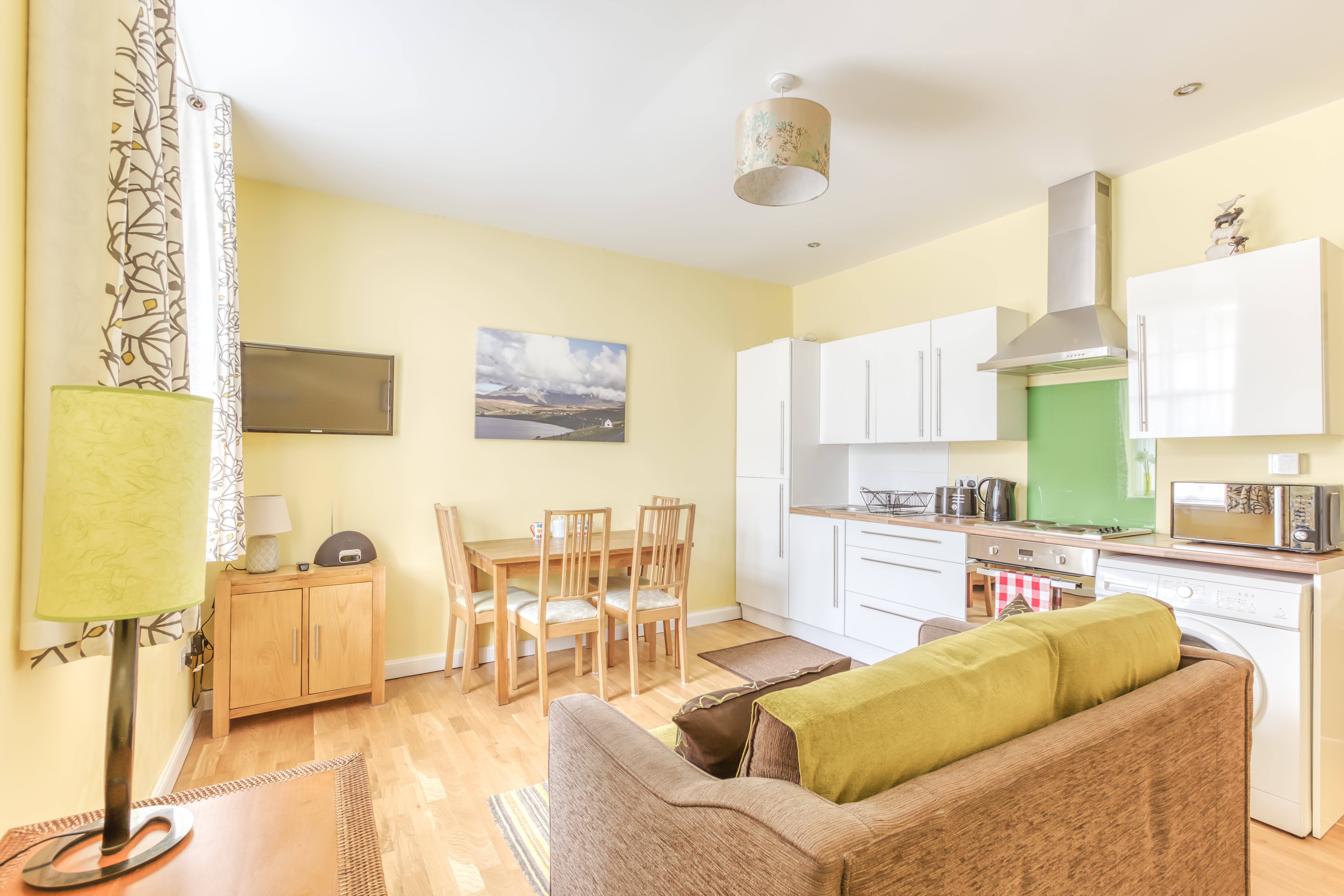 Quiet Royal Mile Flat on secluded square in Old Town, Princes Street and Leith Street, Edinburgh