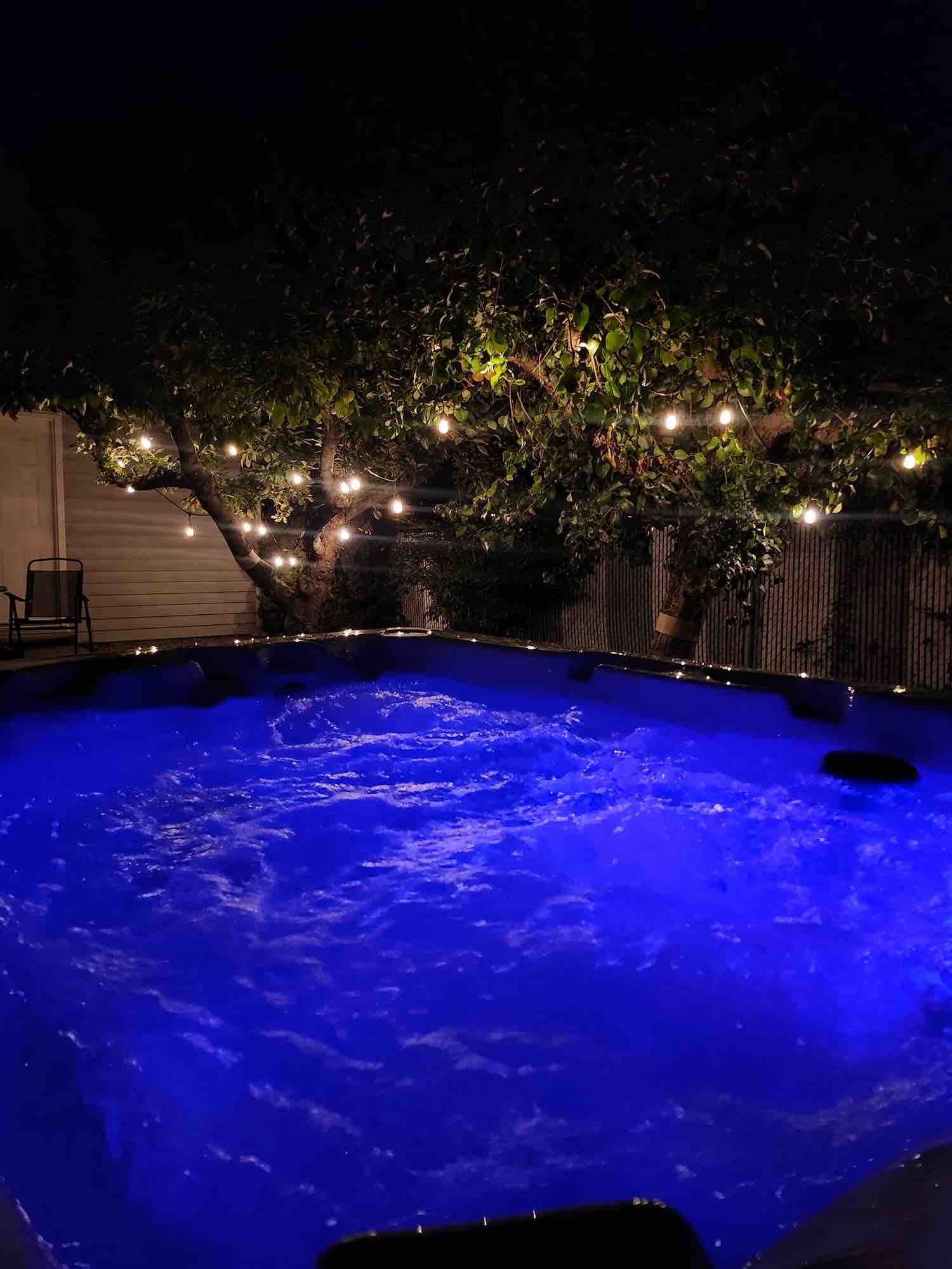 Steps to the beach + private hot tub + families