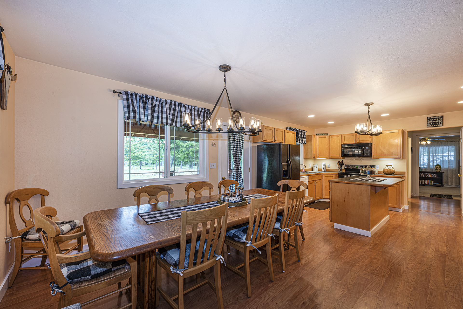 Lovely Lodge Retreat on three acres. Houses for Rent in Cle Elum