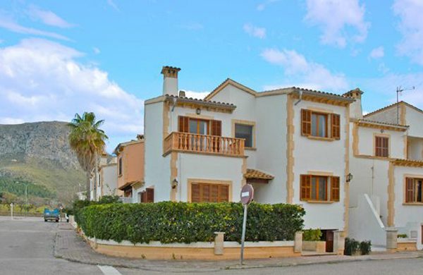 Villa in front of the sea
