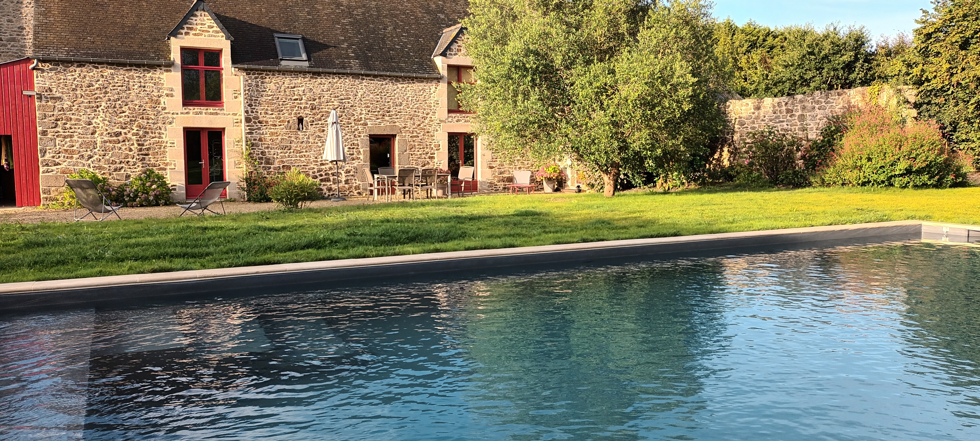 Old house with swimming pool near Saint-Malo