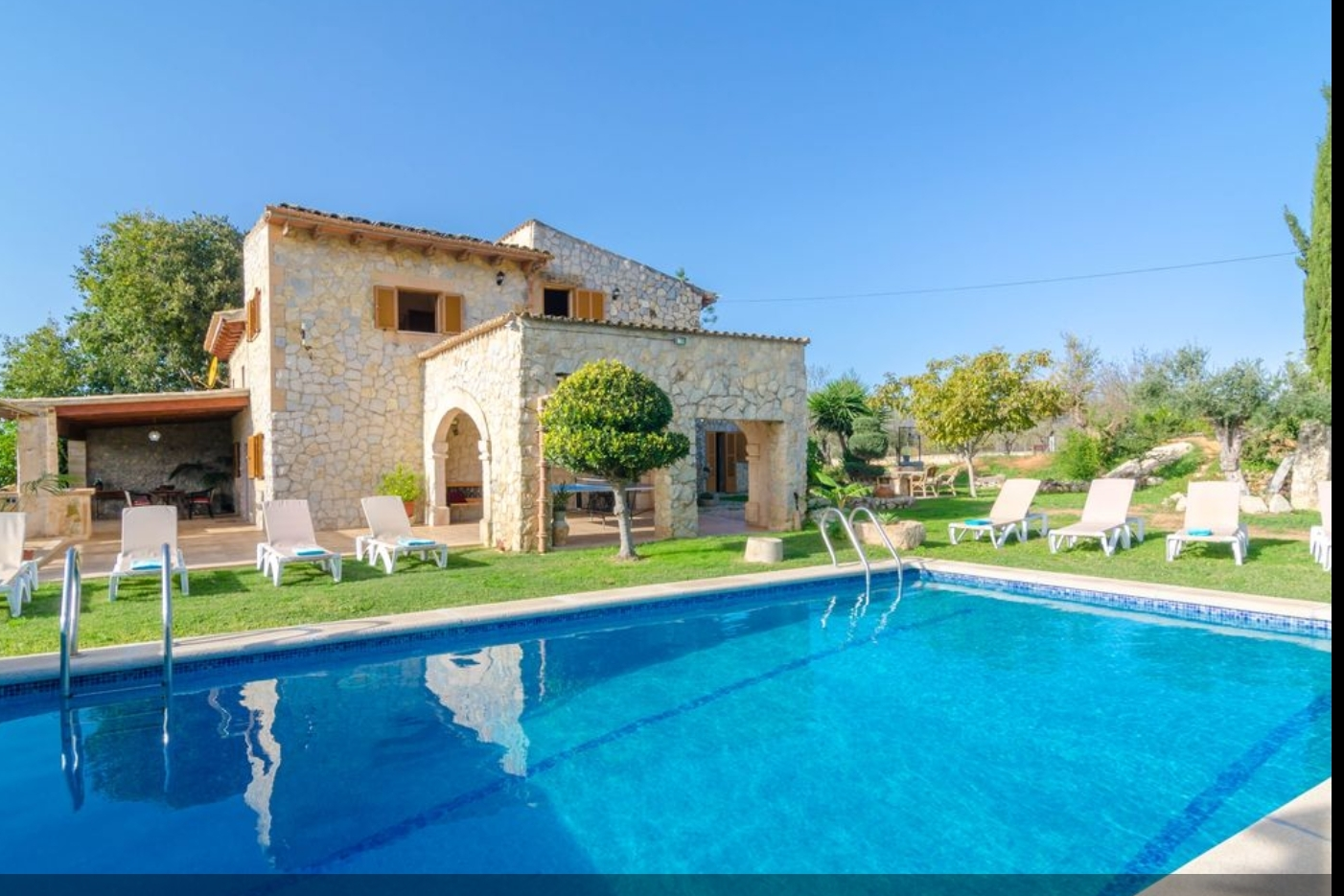 House with pool and relax