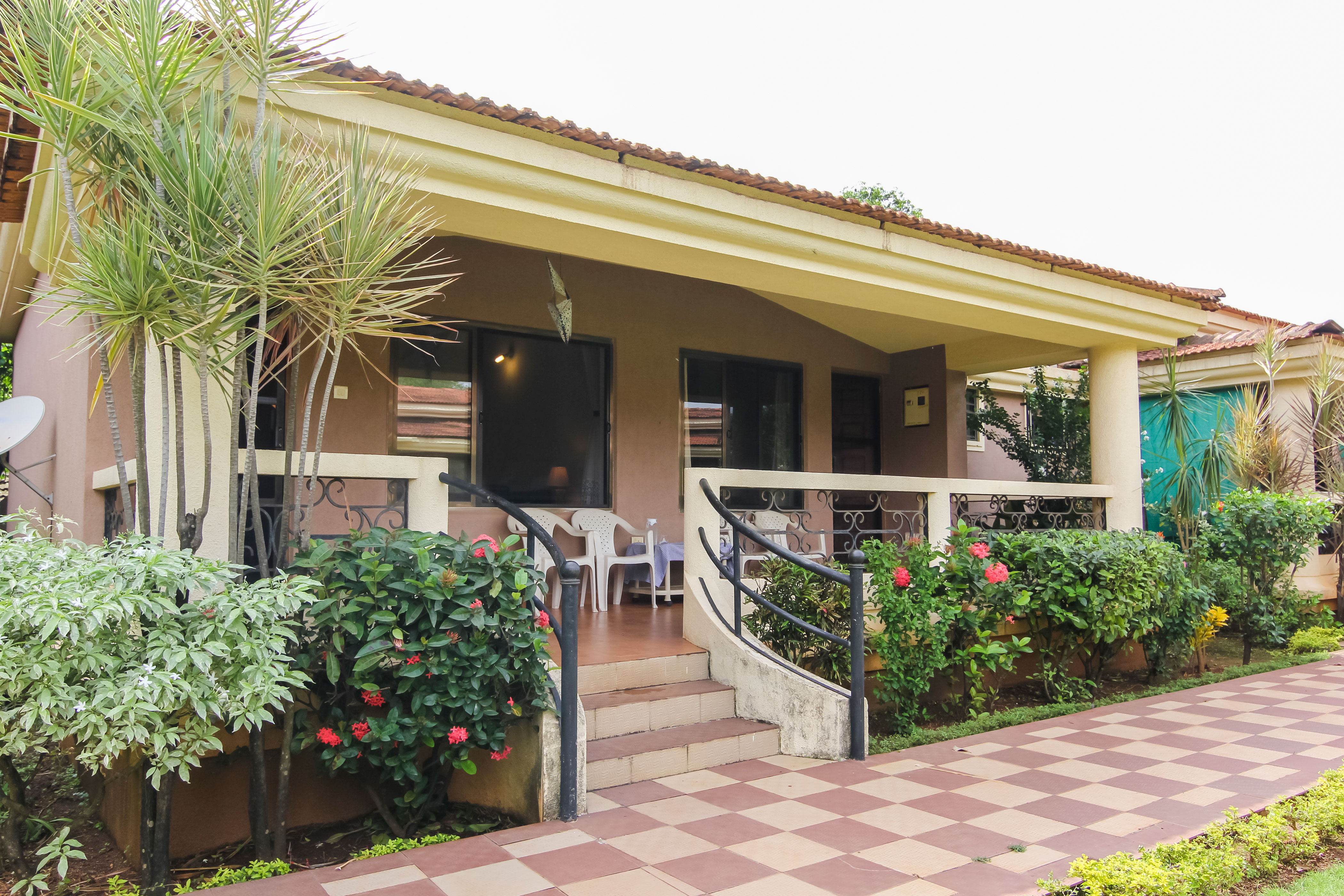 Spacious, Sunny 2 BHK villa with porch / N. Goa