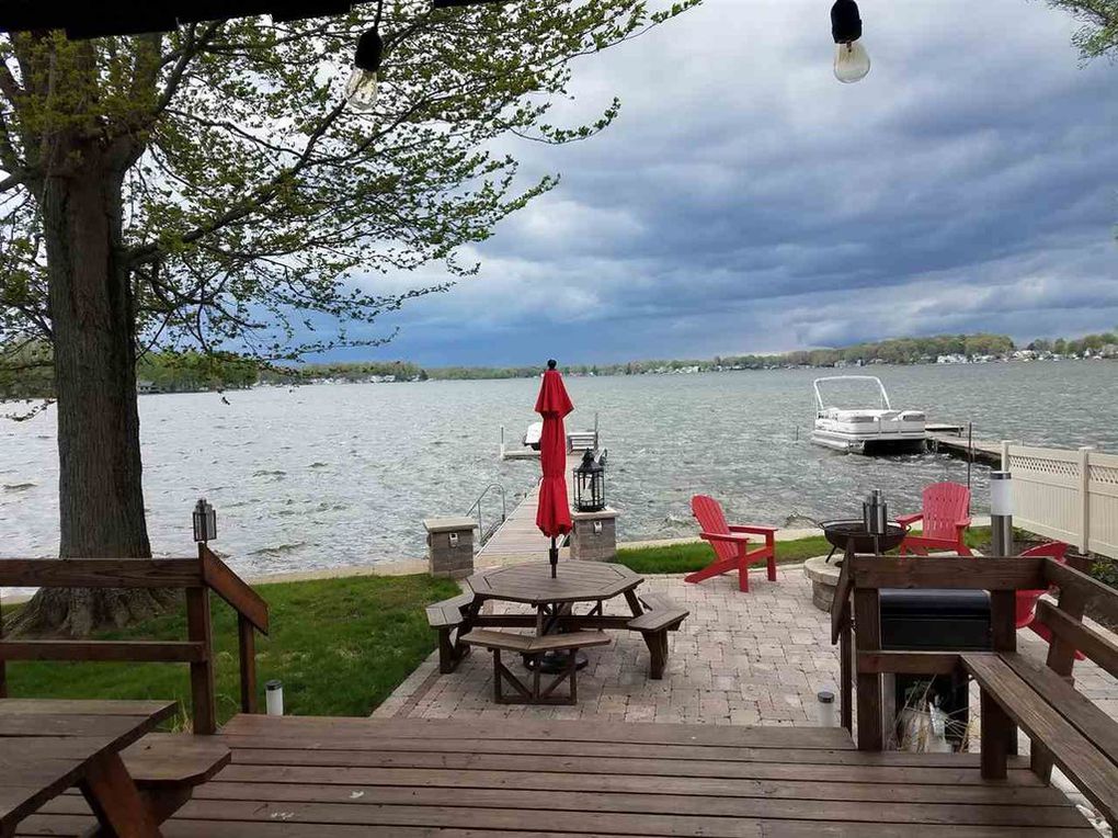 Adams Lake GEM Setter Sundown CottageBest Views Cottages for Rent