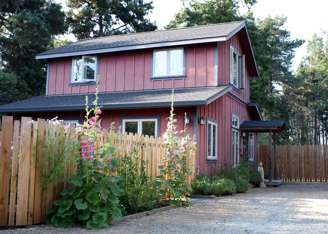 Red Barn RetreatA Peaceful Cottage Guesthouses for Rent in Little River, California, United