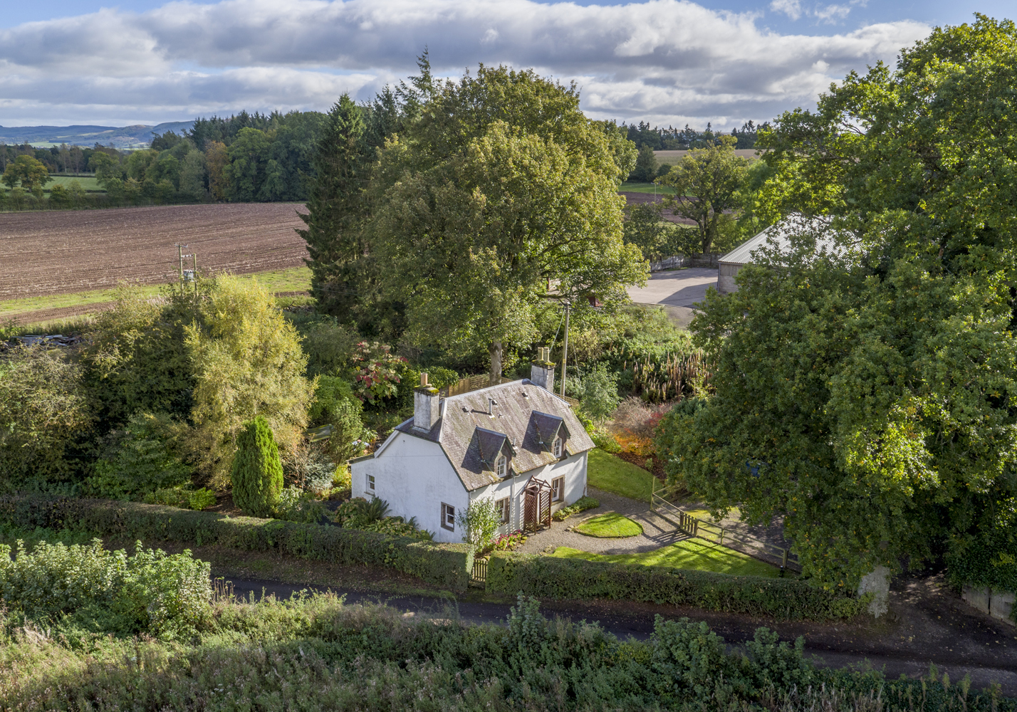 Picturesque cottage in stunning Perthshire Houses for Rent in