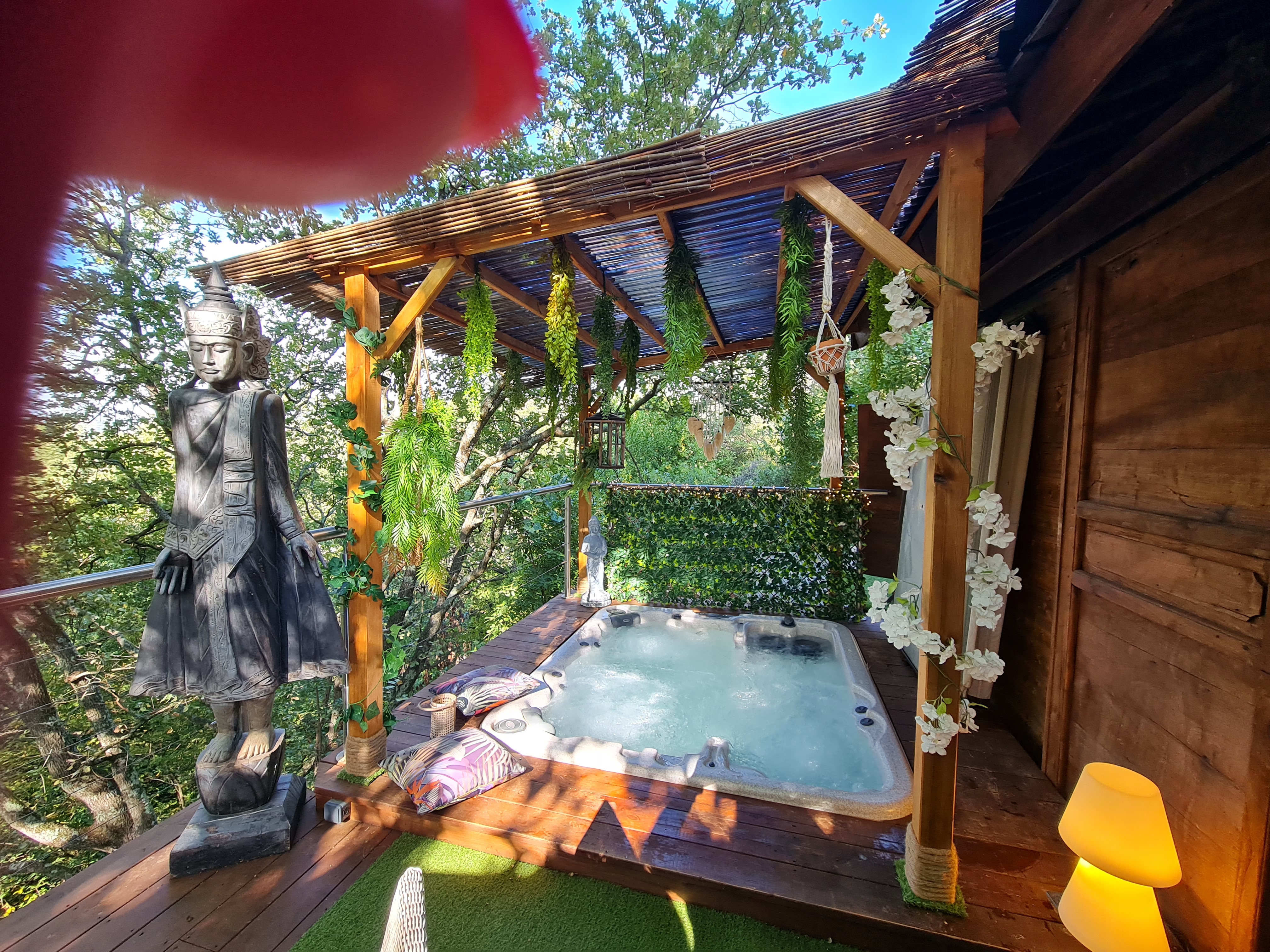 Suite in private jaccuzi Balinese lodge and pool
