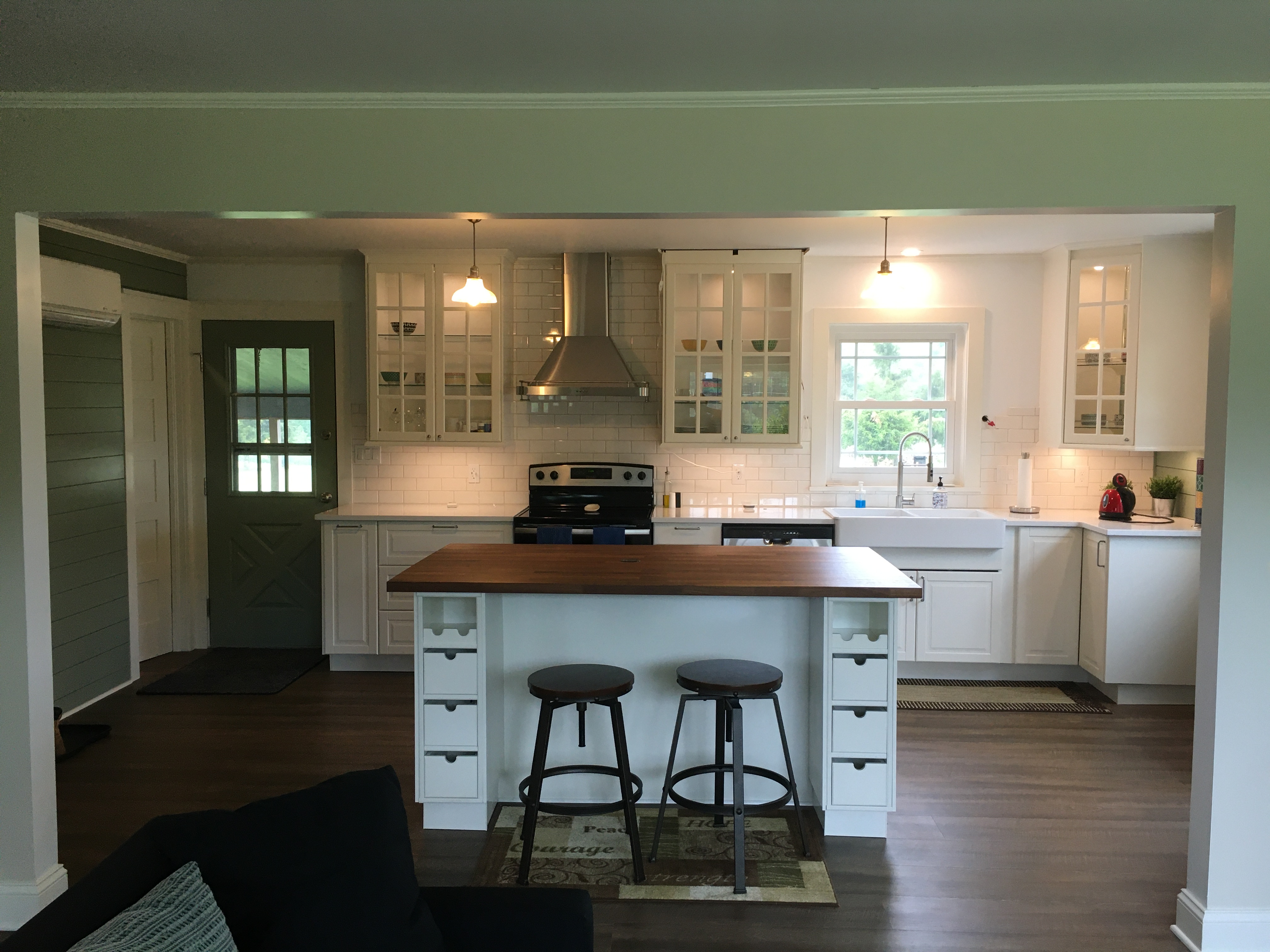 Renovated farmhouse 8 minutes from Lake Anna