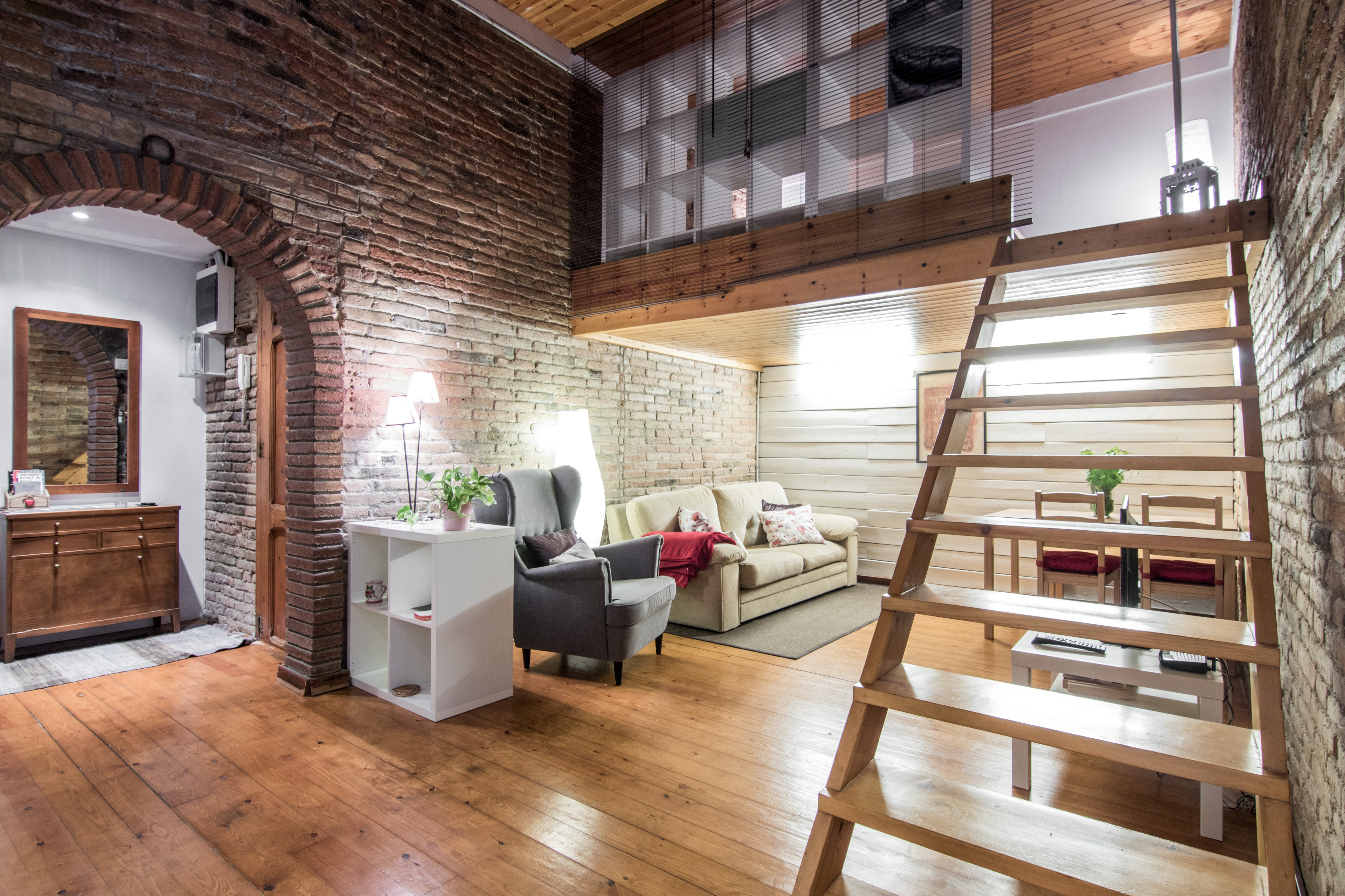 Rustic apartment-terrace in BCN (L.N.: 0619465-3)