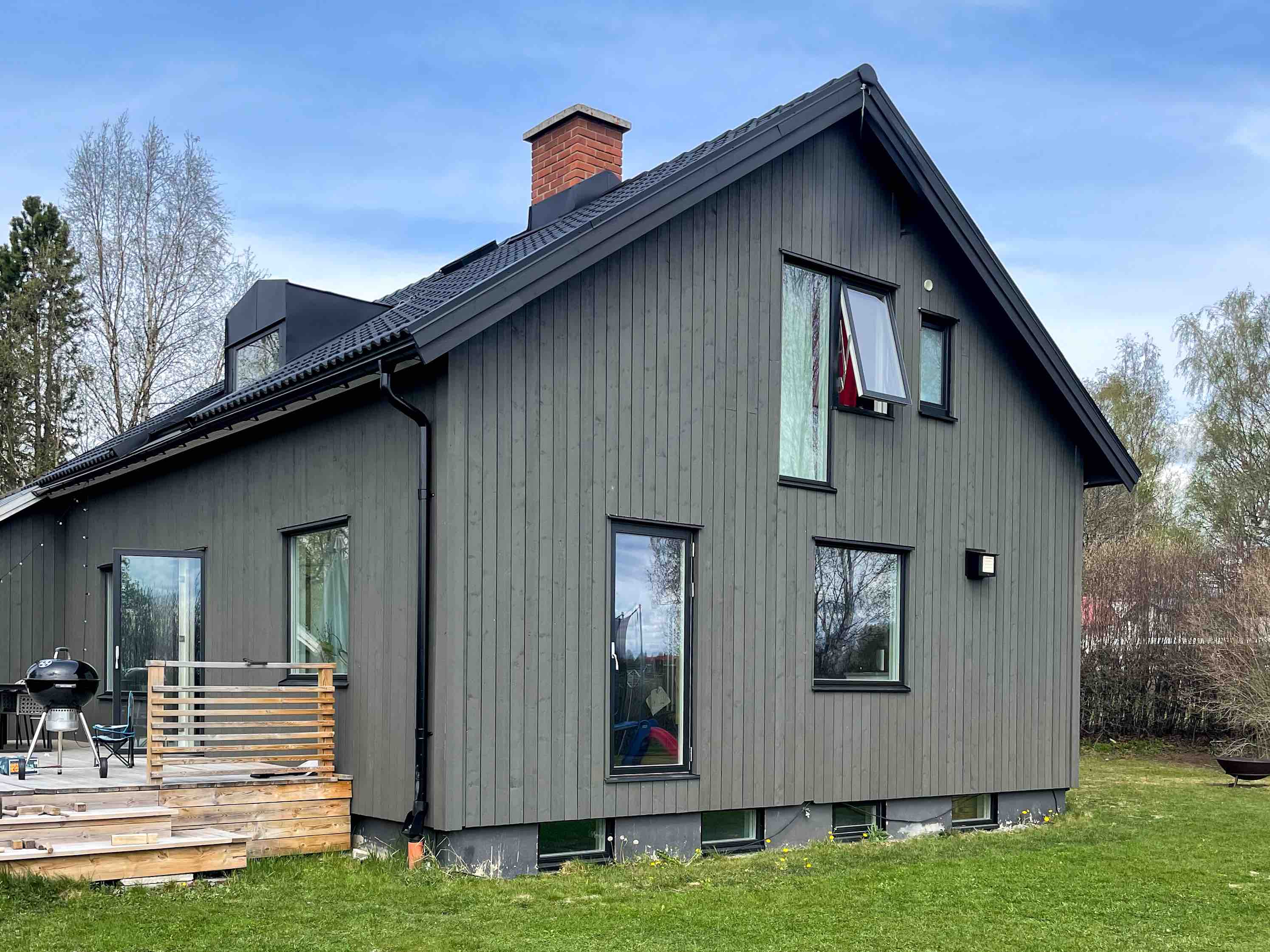 Cozy villa with large garden, patio and view