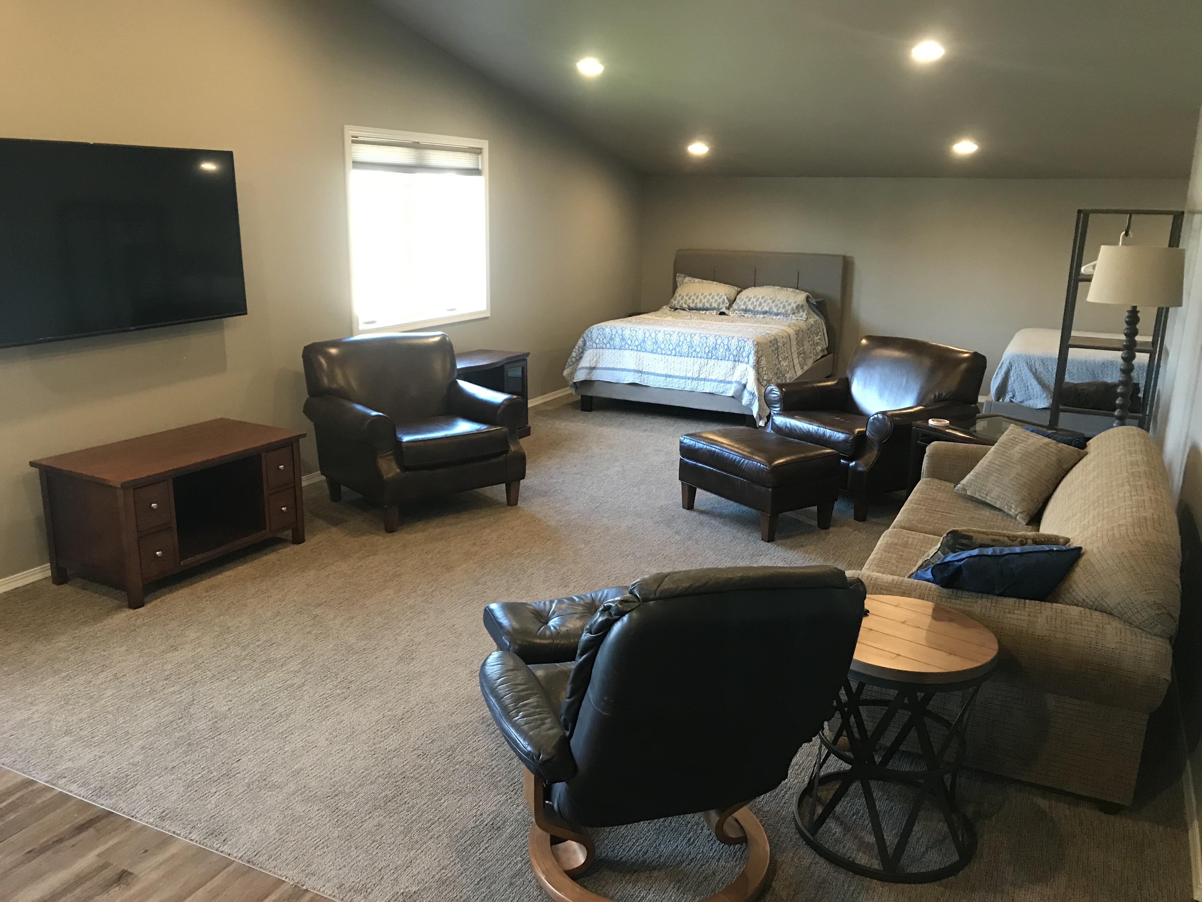 NEW Lakeview Apartment