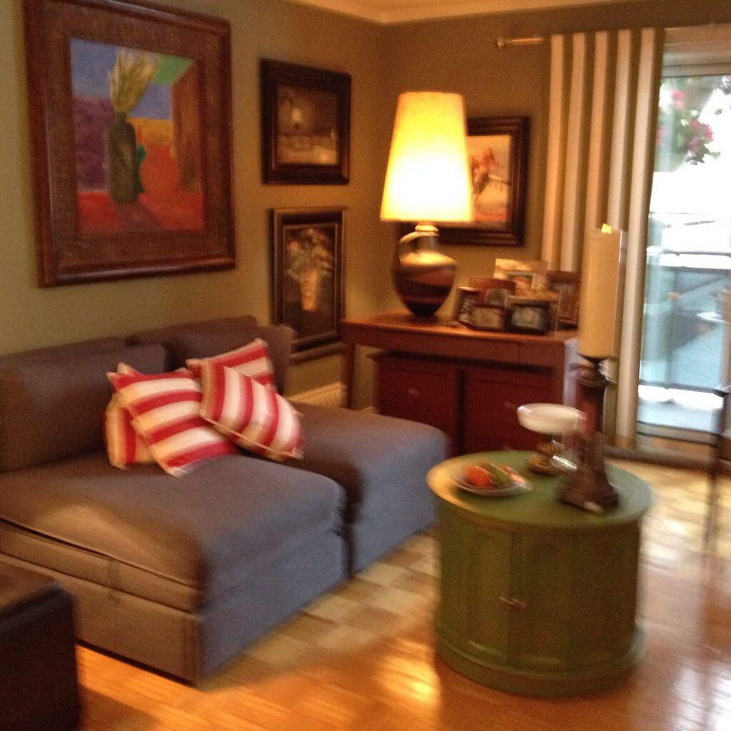 Cozy apartment in upper mid-town in St.Andrew-Windfields, Toronto