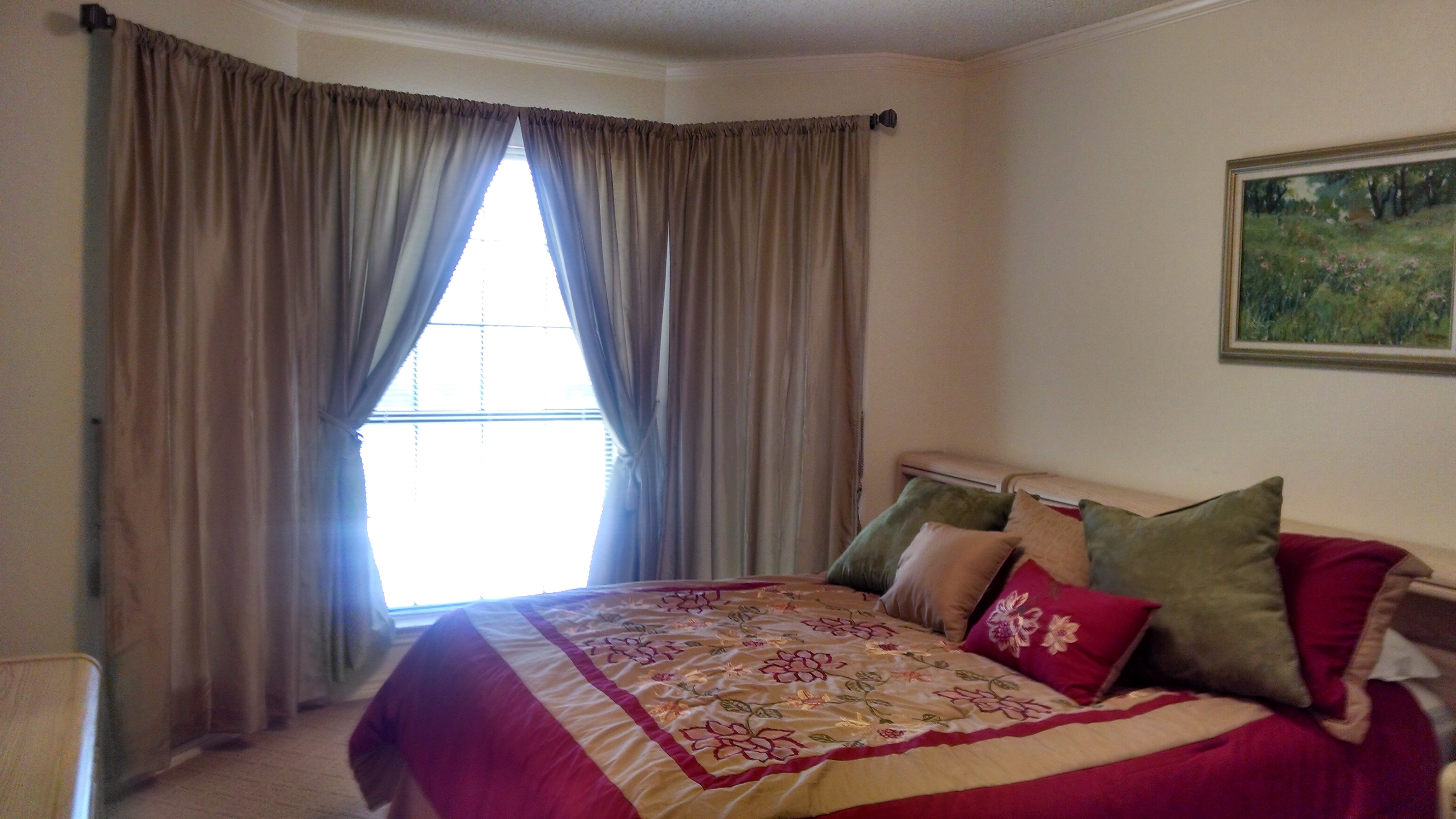 Queen, Walk in Shower-TV-- Internet in District 12, Dallas