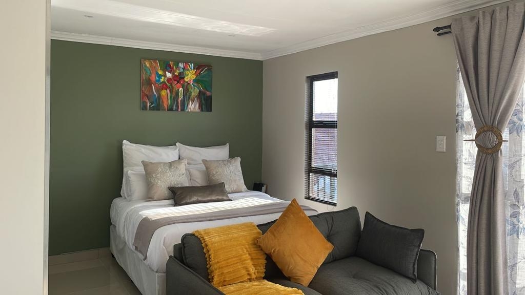 Stylish holiday suite with harbor views near beach