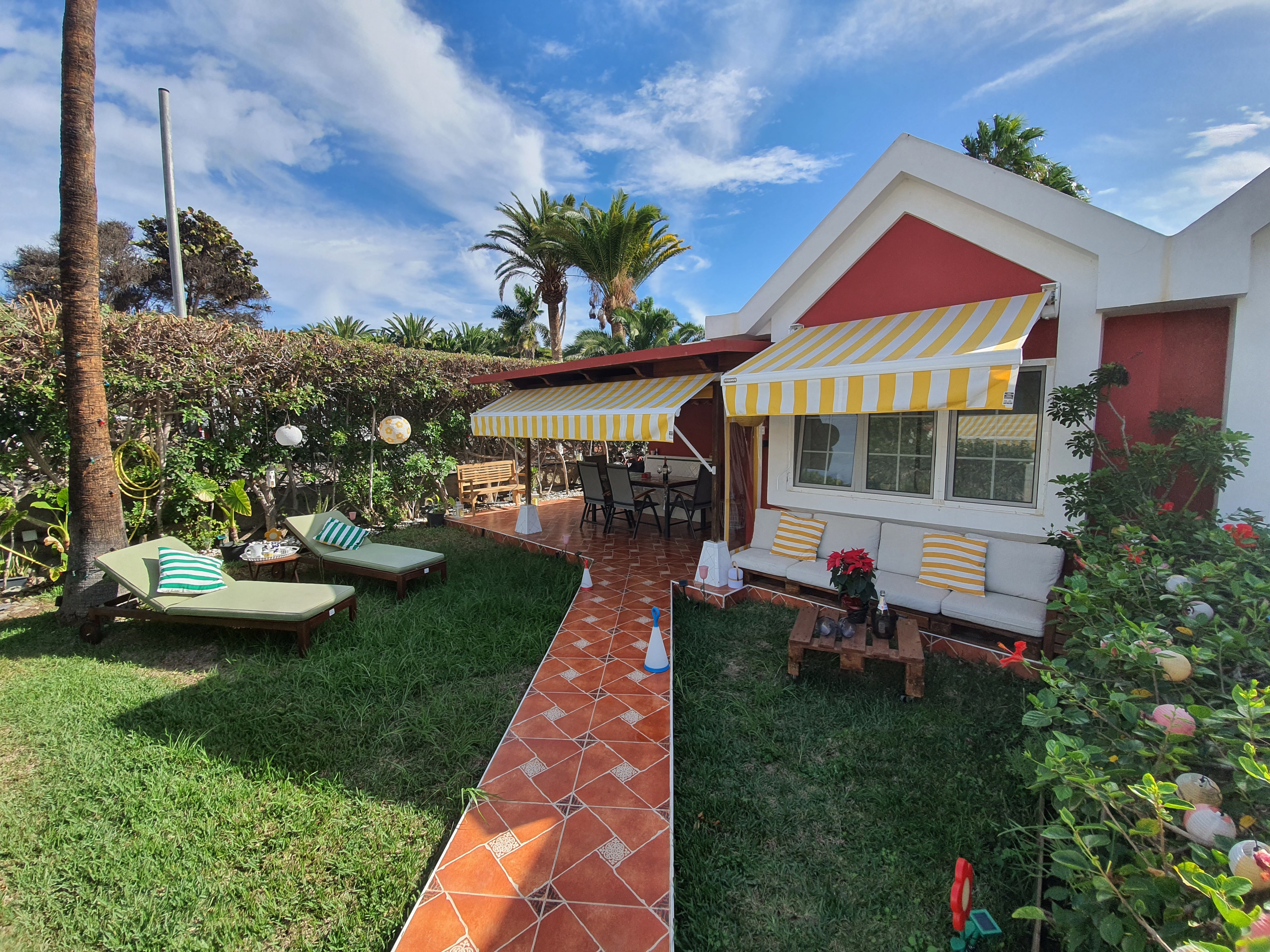 Cozy Bungalow. Pool, private garden & terrace.