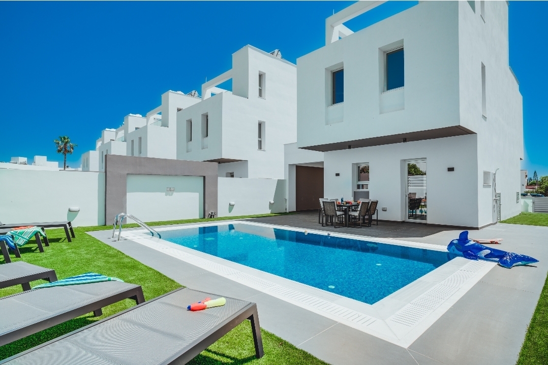 Modern 3BR villa with pool! 1km from Nissi beach!