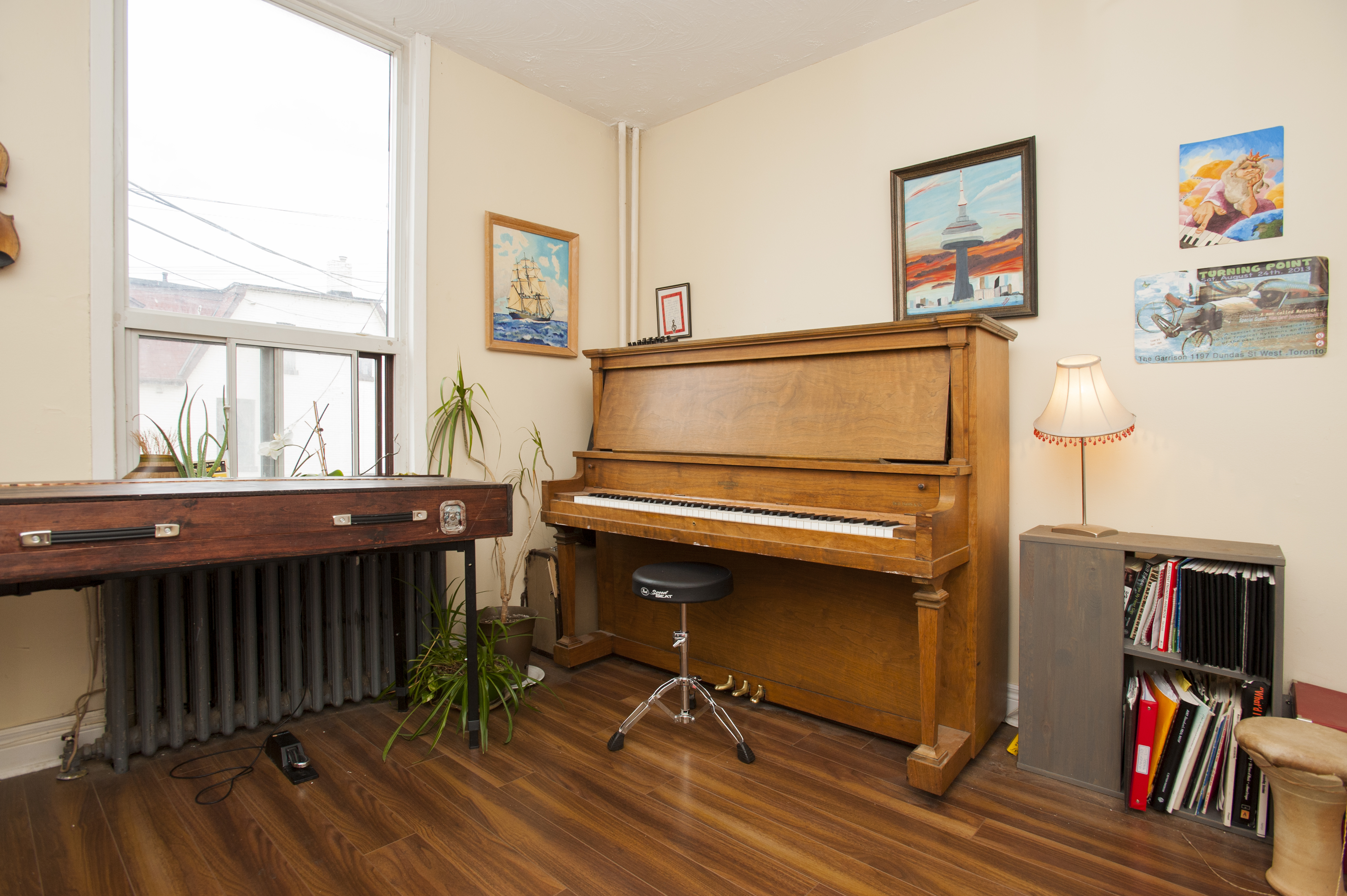 Artsy full-on apartment (1 BR) in Dovercourt-Wallace Emerson-Junction, Toronto
