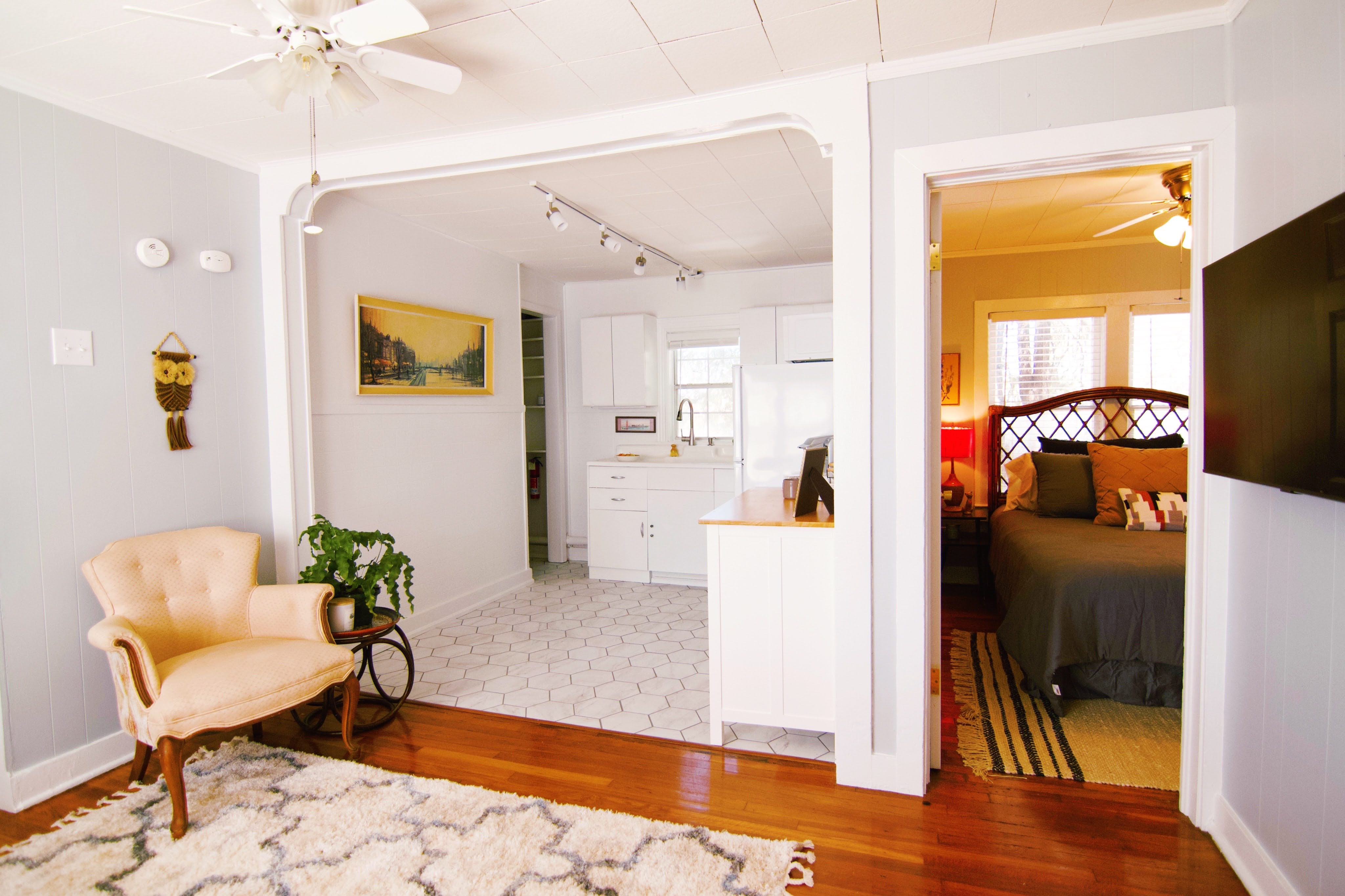 Bright and Airy Private Apt. w/ Great Location Houses for Rent in