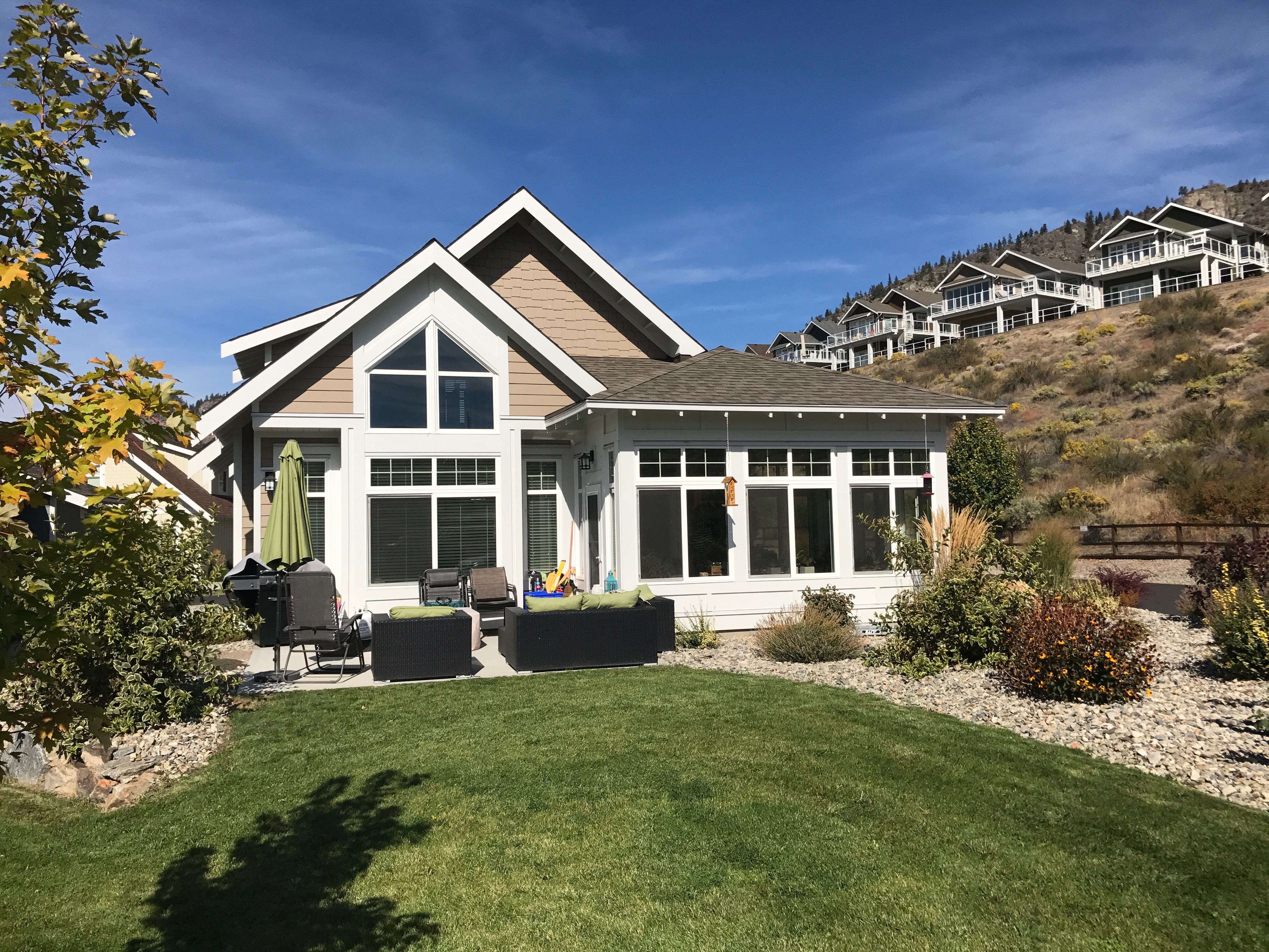 Beautiful Cottage steps away from Osoyoos Lake