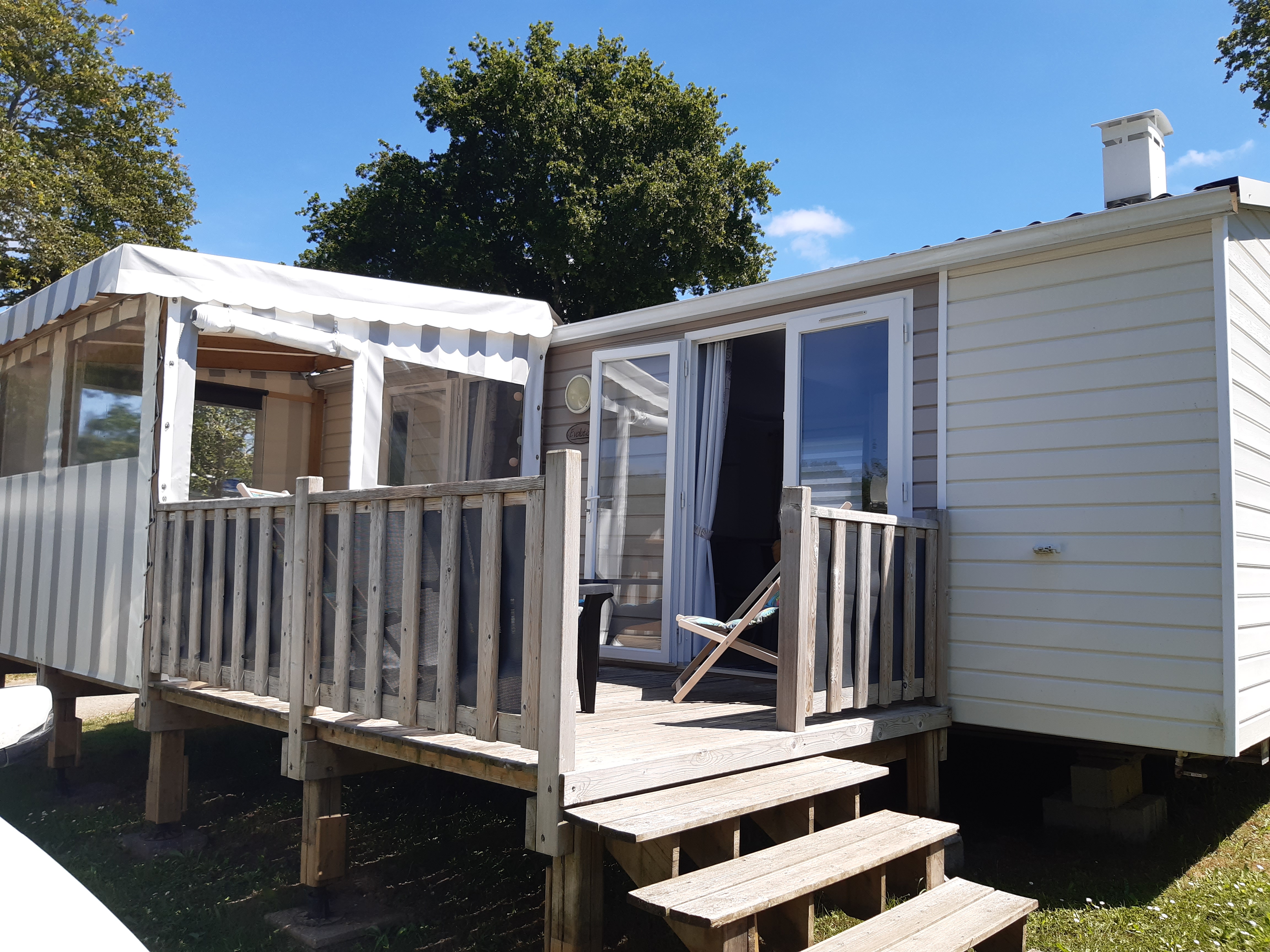 Mobile home on campsite with pool