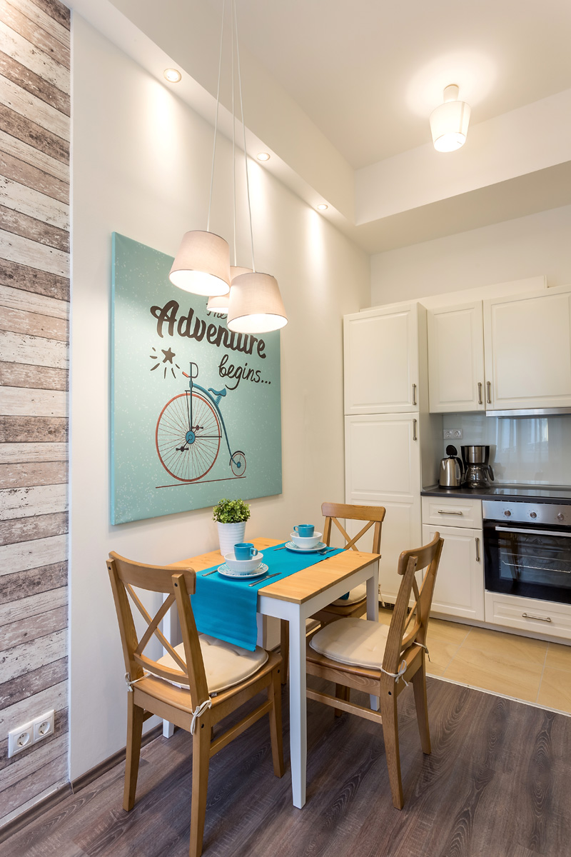 Brand new-central, free WIFI, cosy, AC