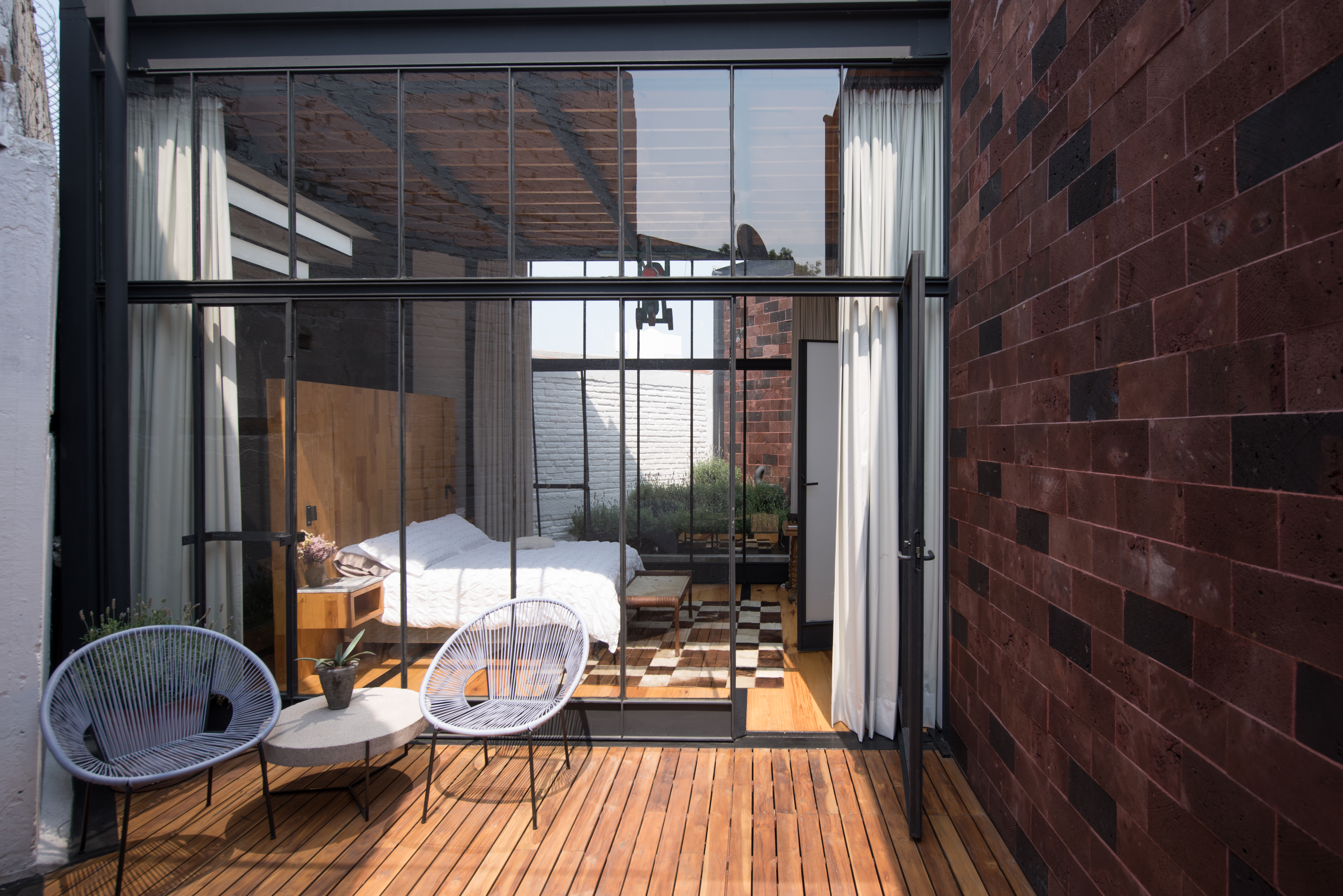 Habitación luminosa, con baño y terraza privada.