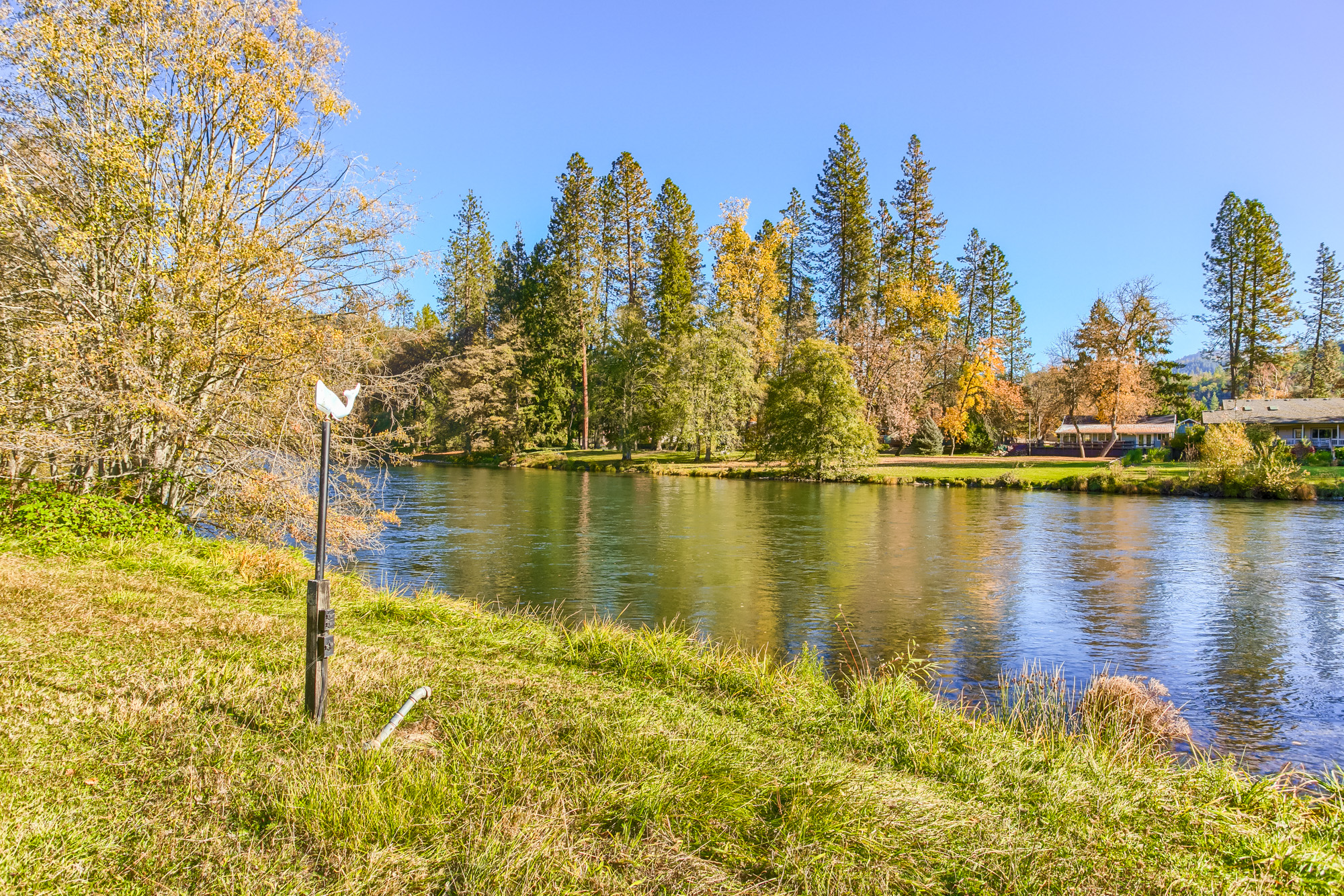 Riverfront Getaway Houses for Rent in Shady Cove, Oregon, United