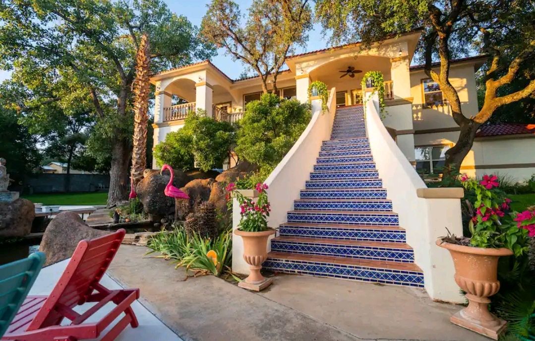 Waterfront Oasis: Luxury Villa on Lake LBJ