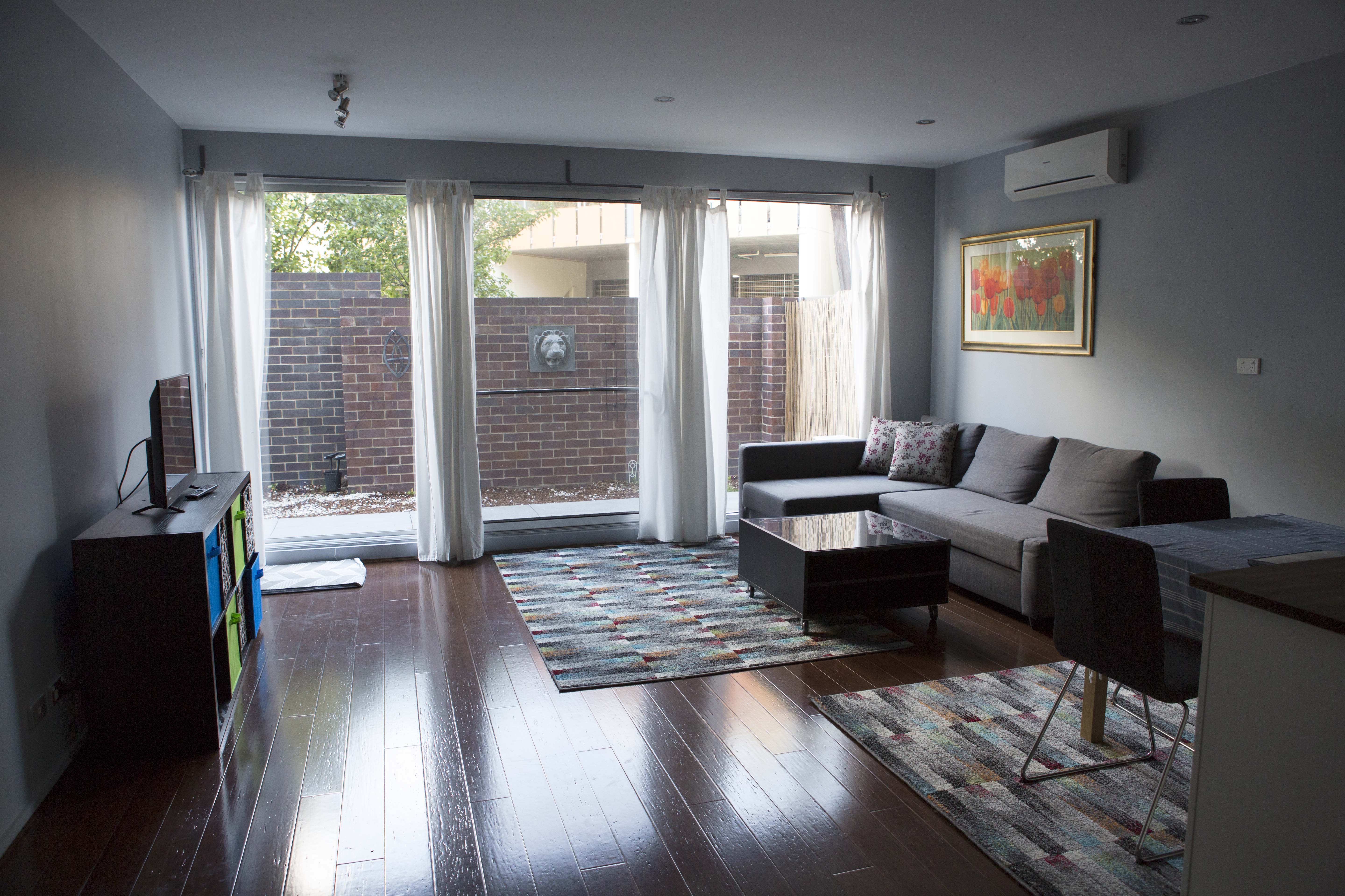 Modern, pet-friendly apartment in leafy surrounds