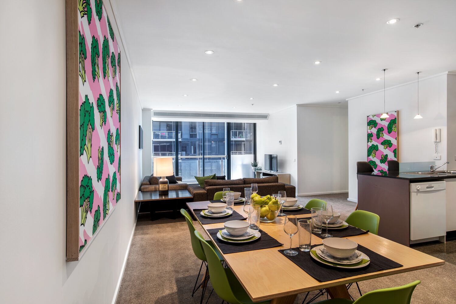 Alexa- Huge Apartment, Netflix, Wifi, Gym and Pool