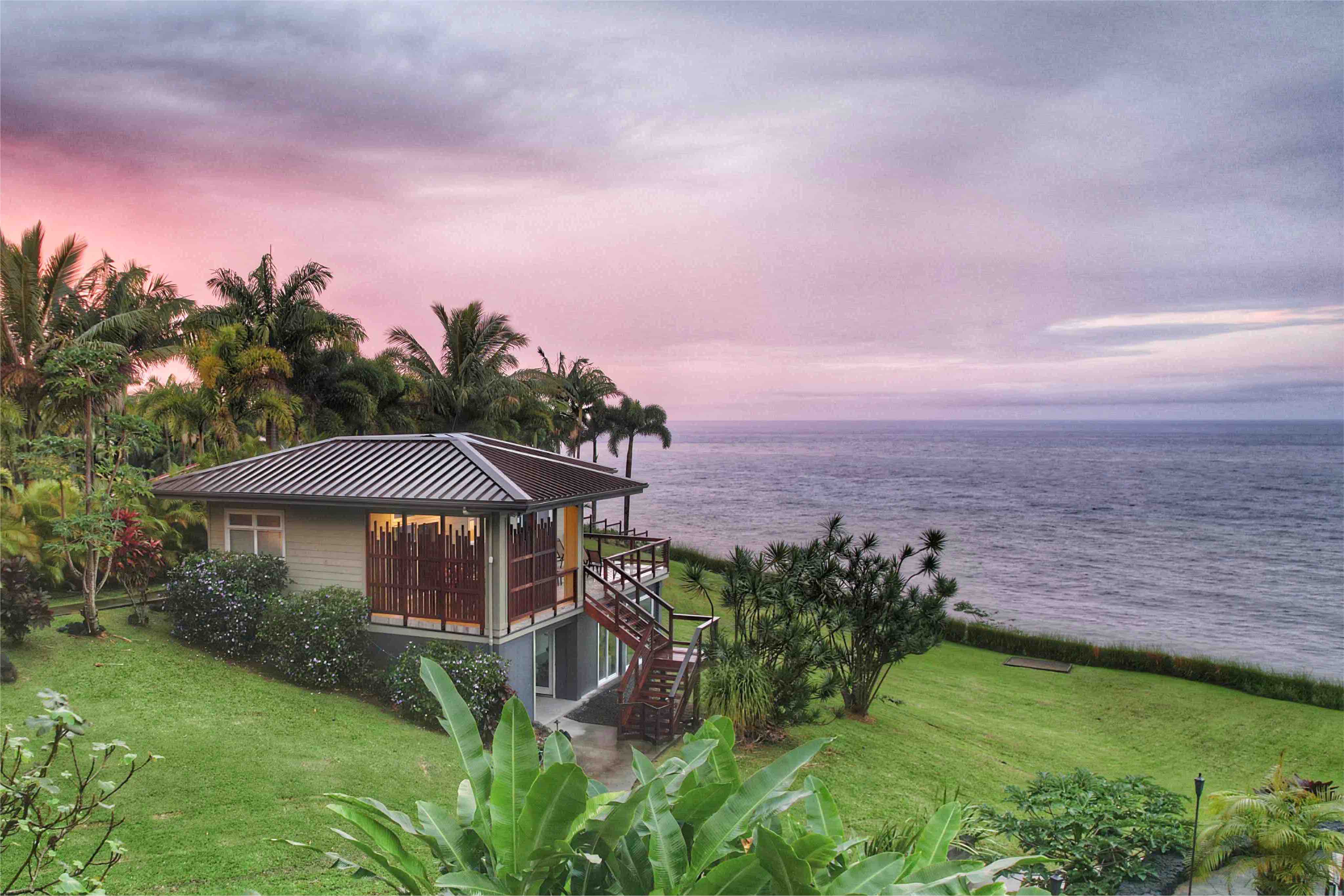 Heavenly Hakalau Oceanfront Cliff House Bungalows for Rent in