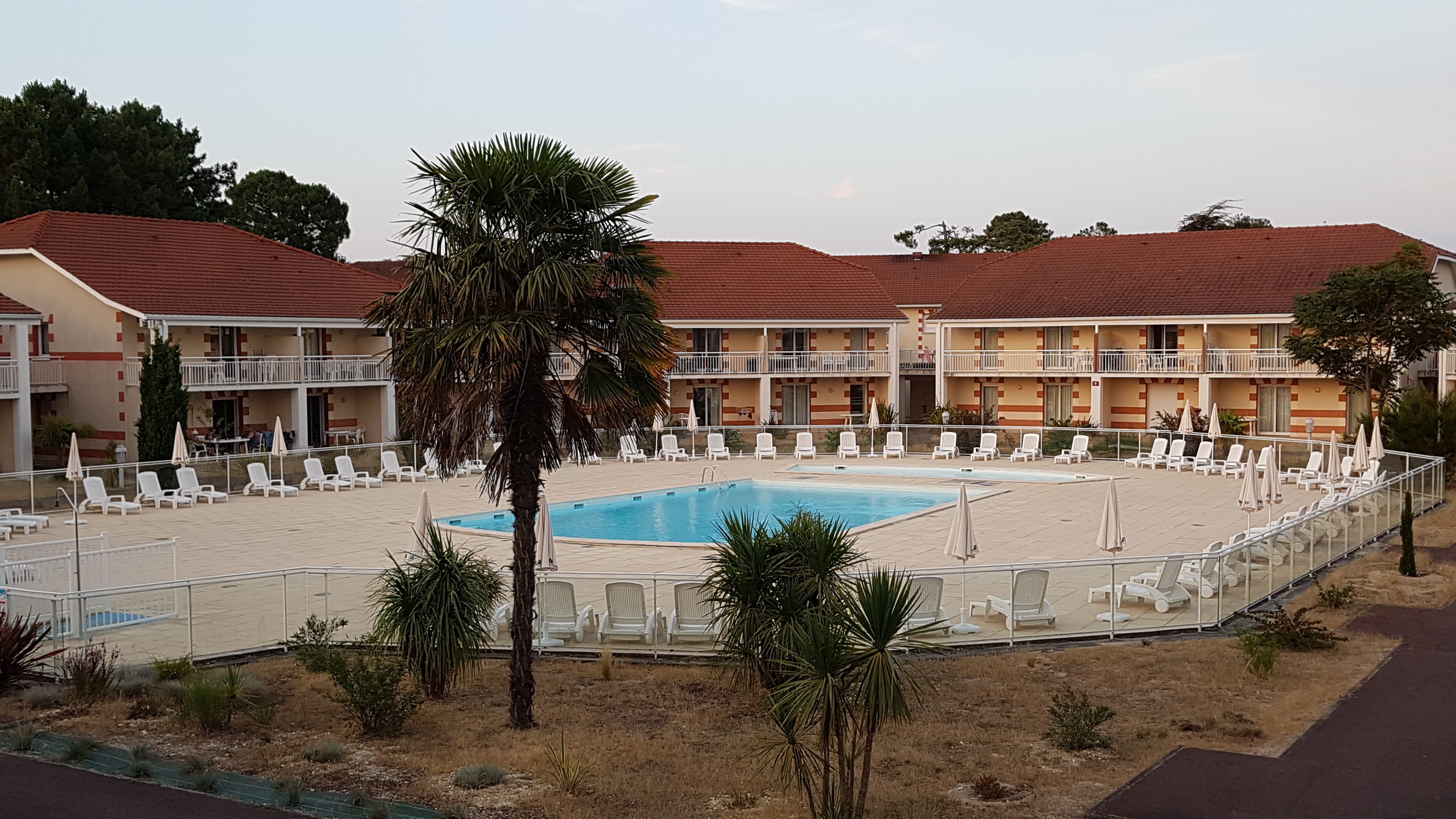 Apt 4/6 pers Res with pool near ocean beaches