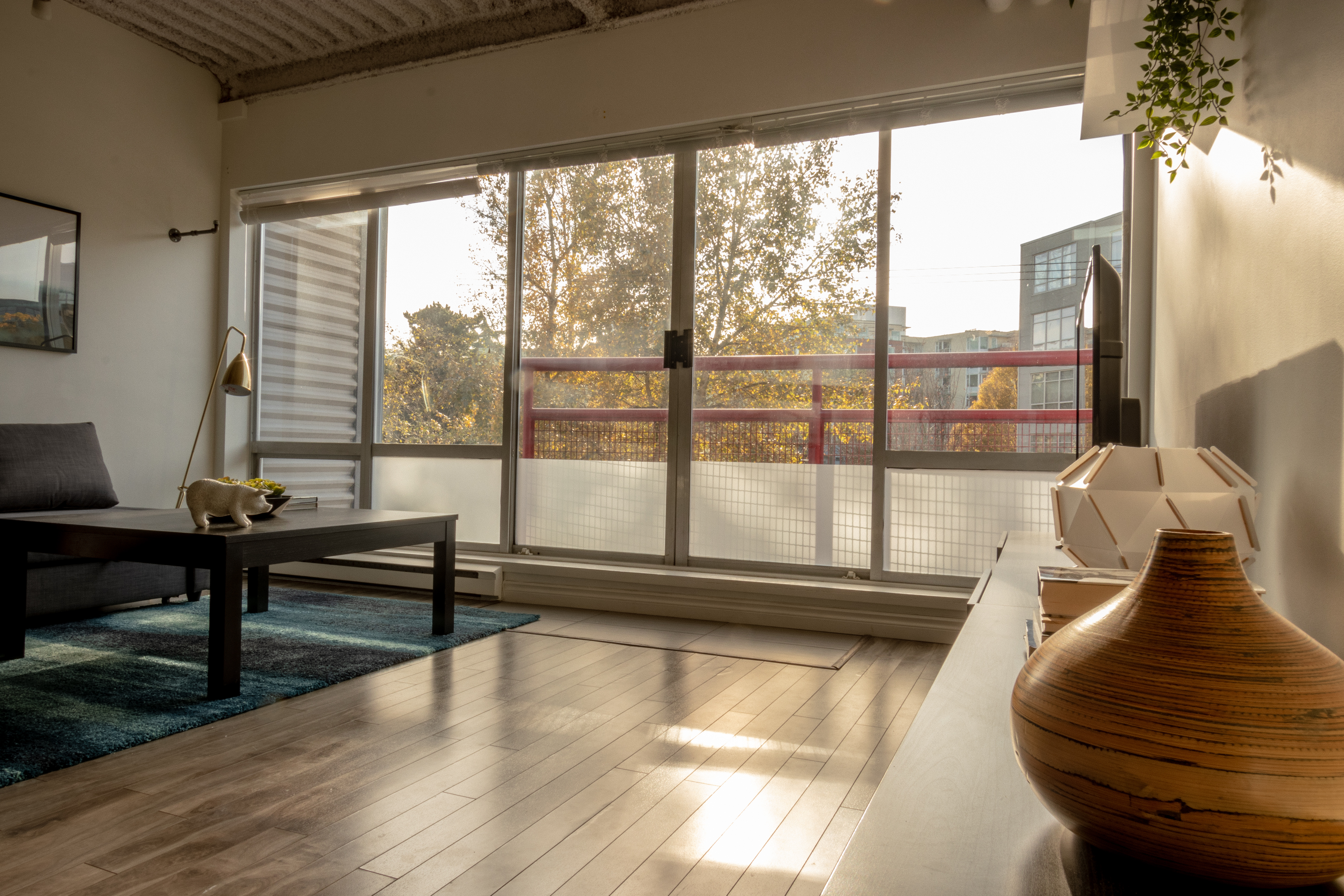 Artist loft near main street skytrain and Downtown