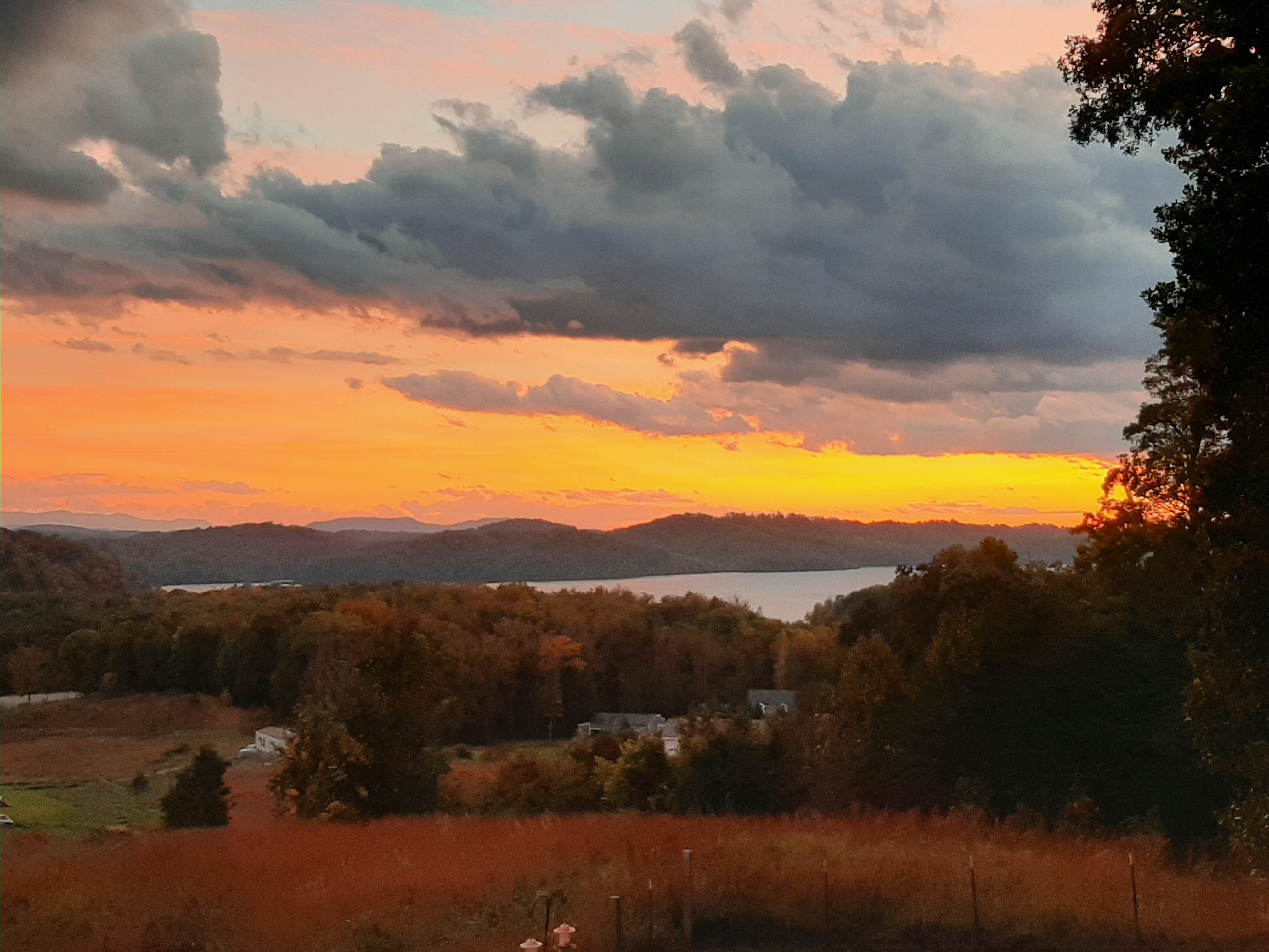Smokey Branch Hideaway, amazing Mtn & Lake views.