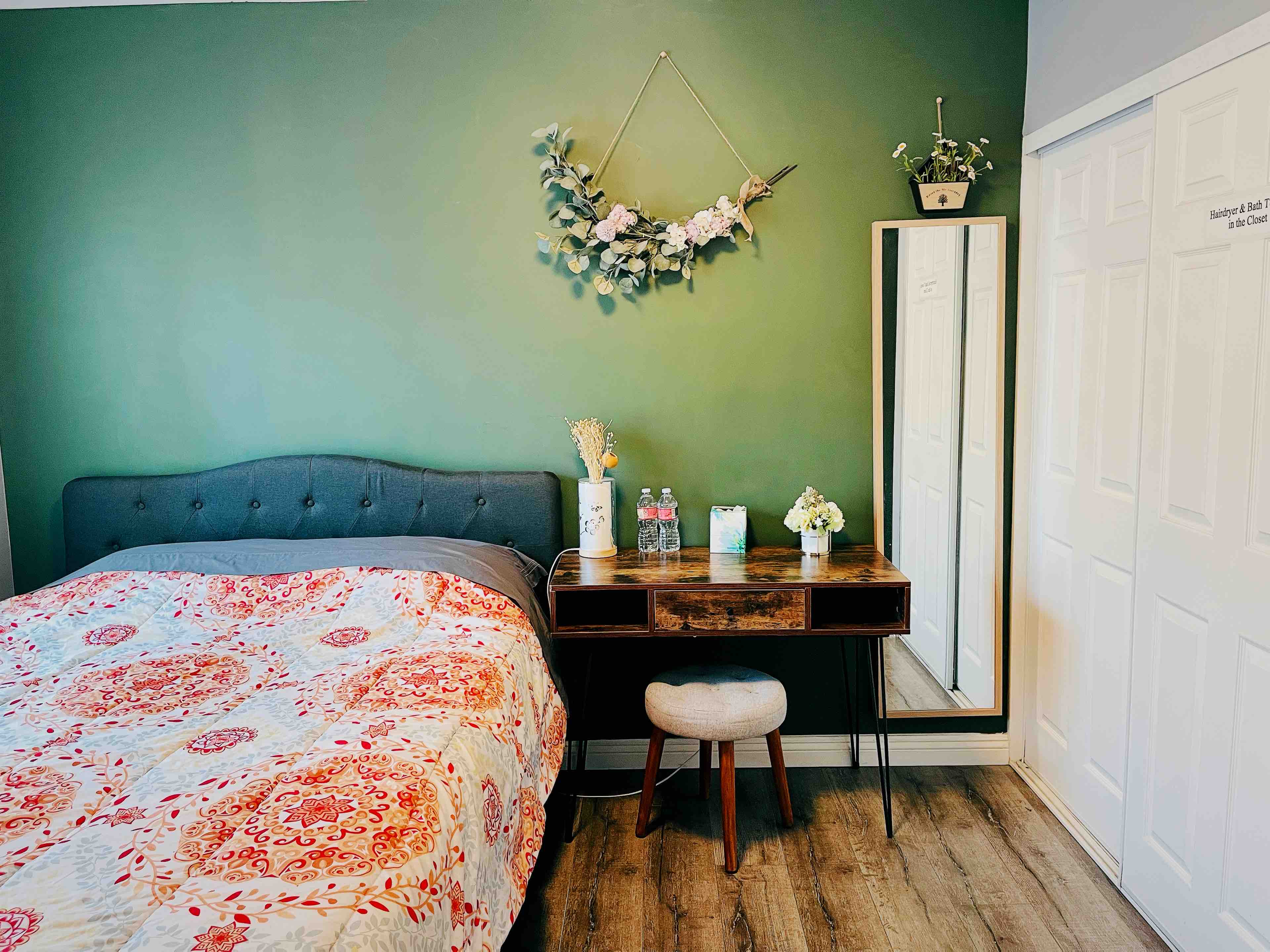 Room with queen size bed