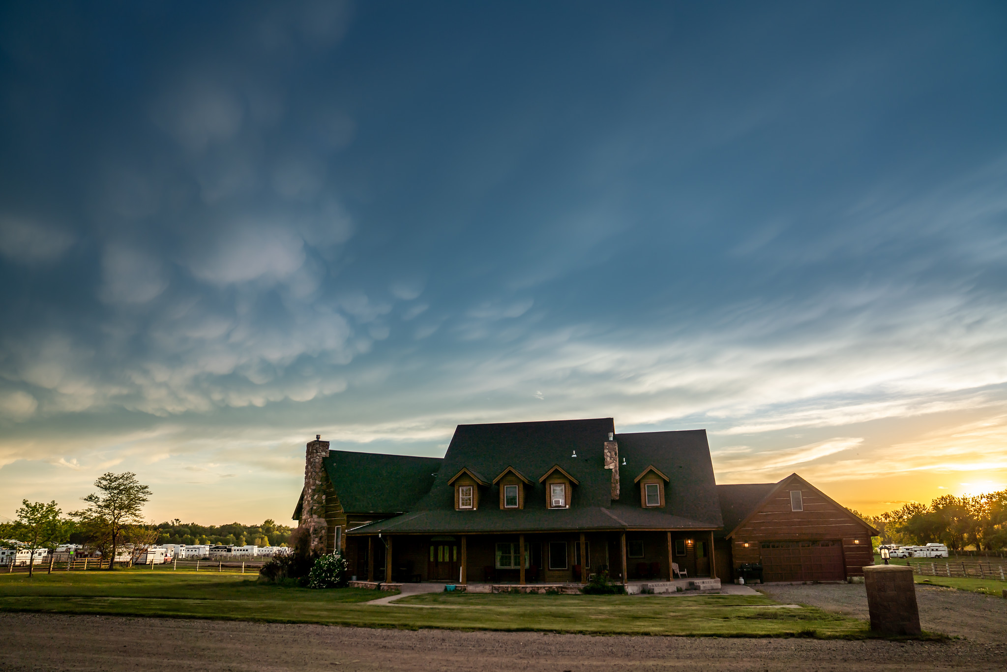The Cottonwood Resort Farm stays for Rent in Joliet, Montana, United