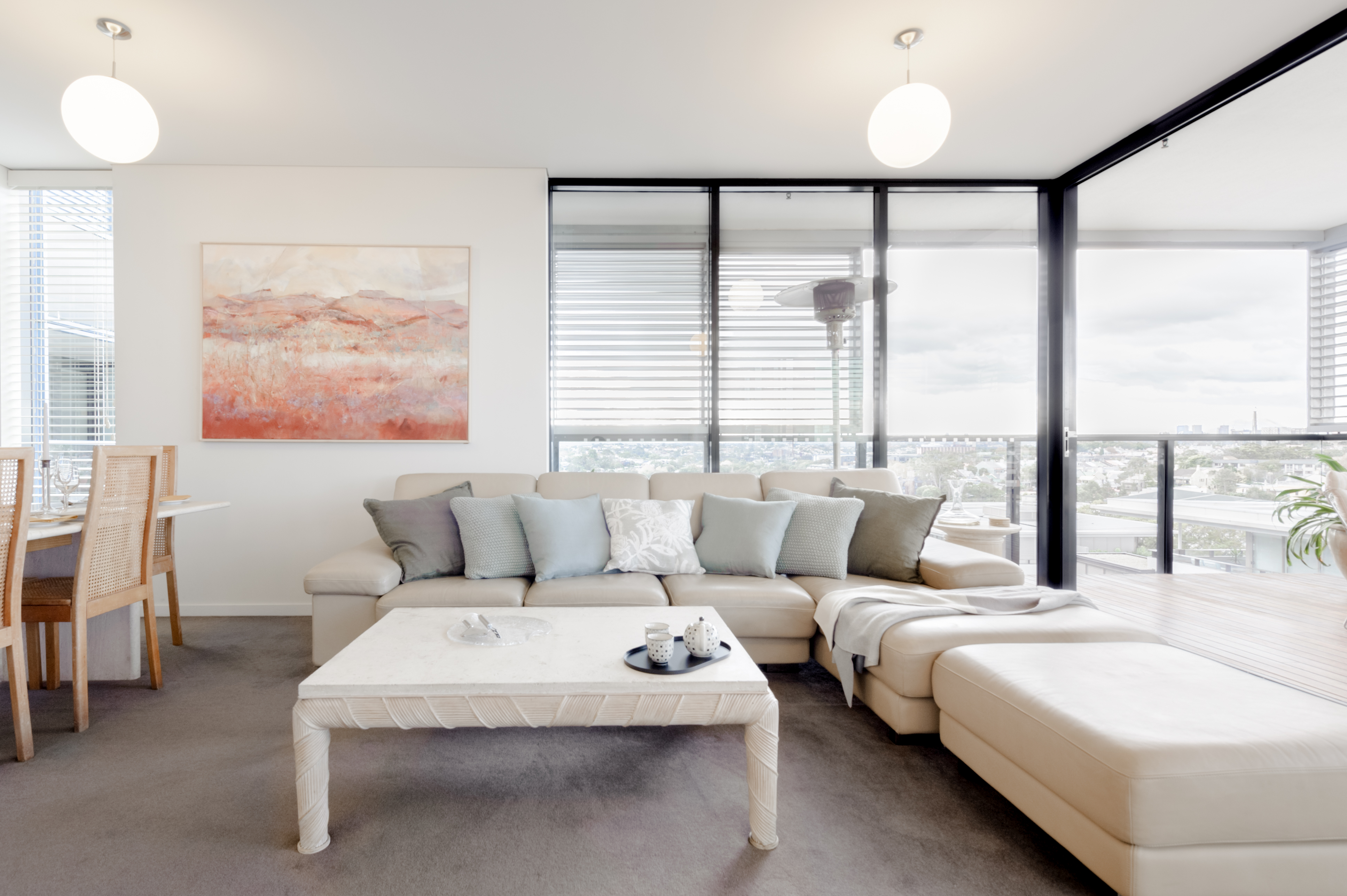 Sweeping City Views from an Elegant Apartment in Sydney, Sydney
