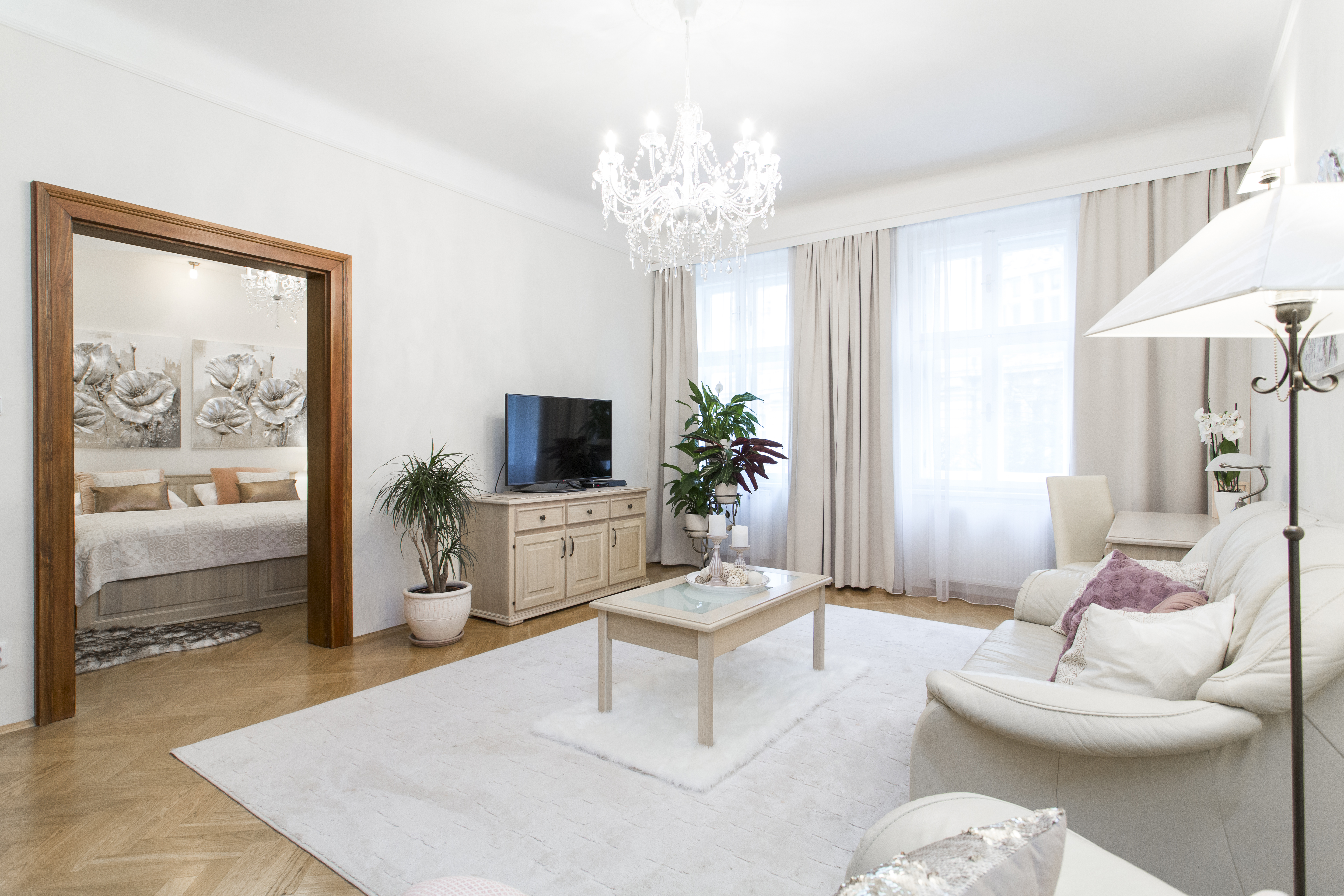 Bright Apt + AC, sauna, balcony & Garage 5' away