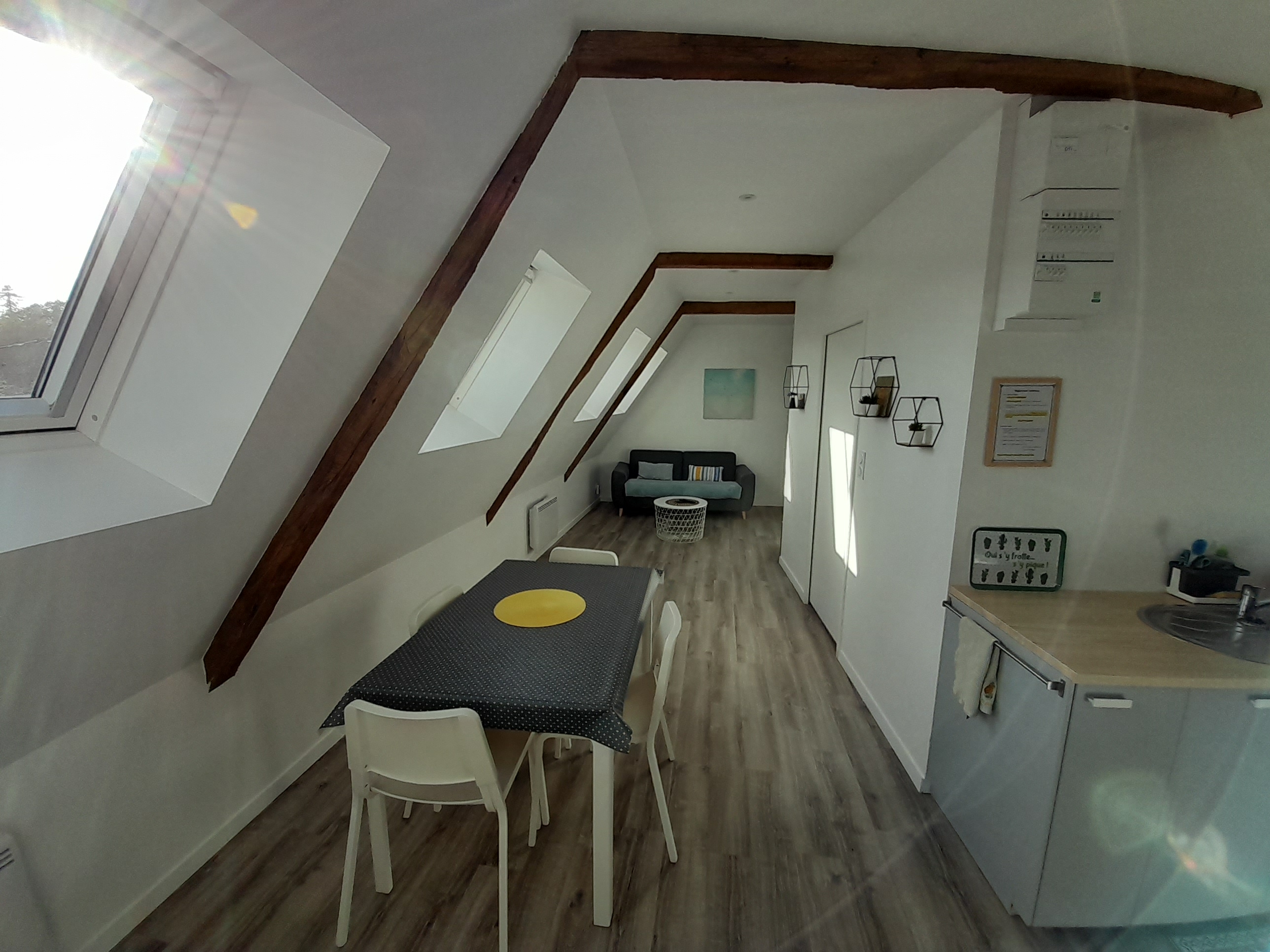 Quiet 2 bedroom apartment. 10 min walk center.