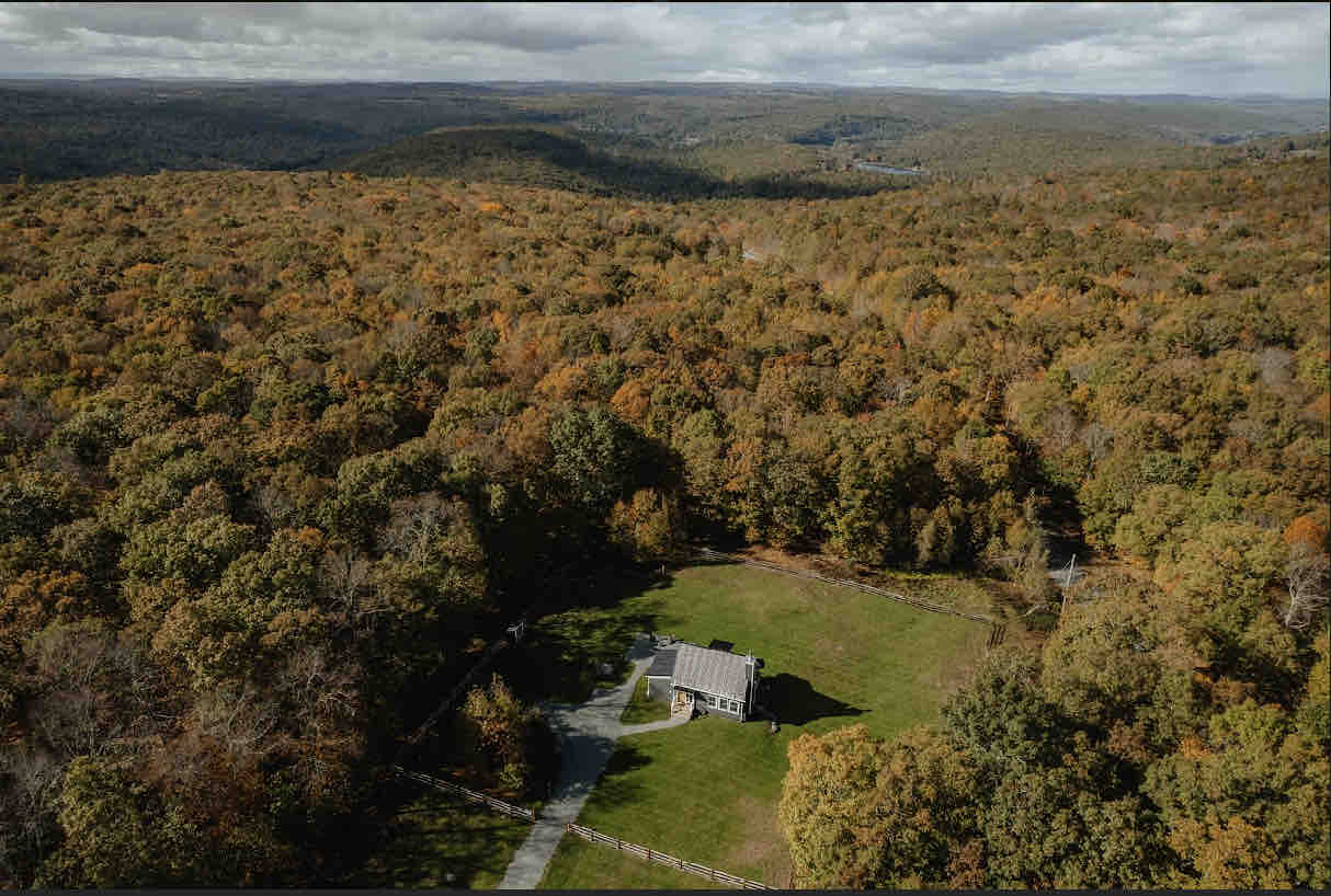 Mini Barn, dog friendly! Fenced yard & EV charger.