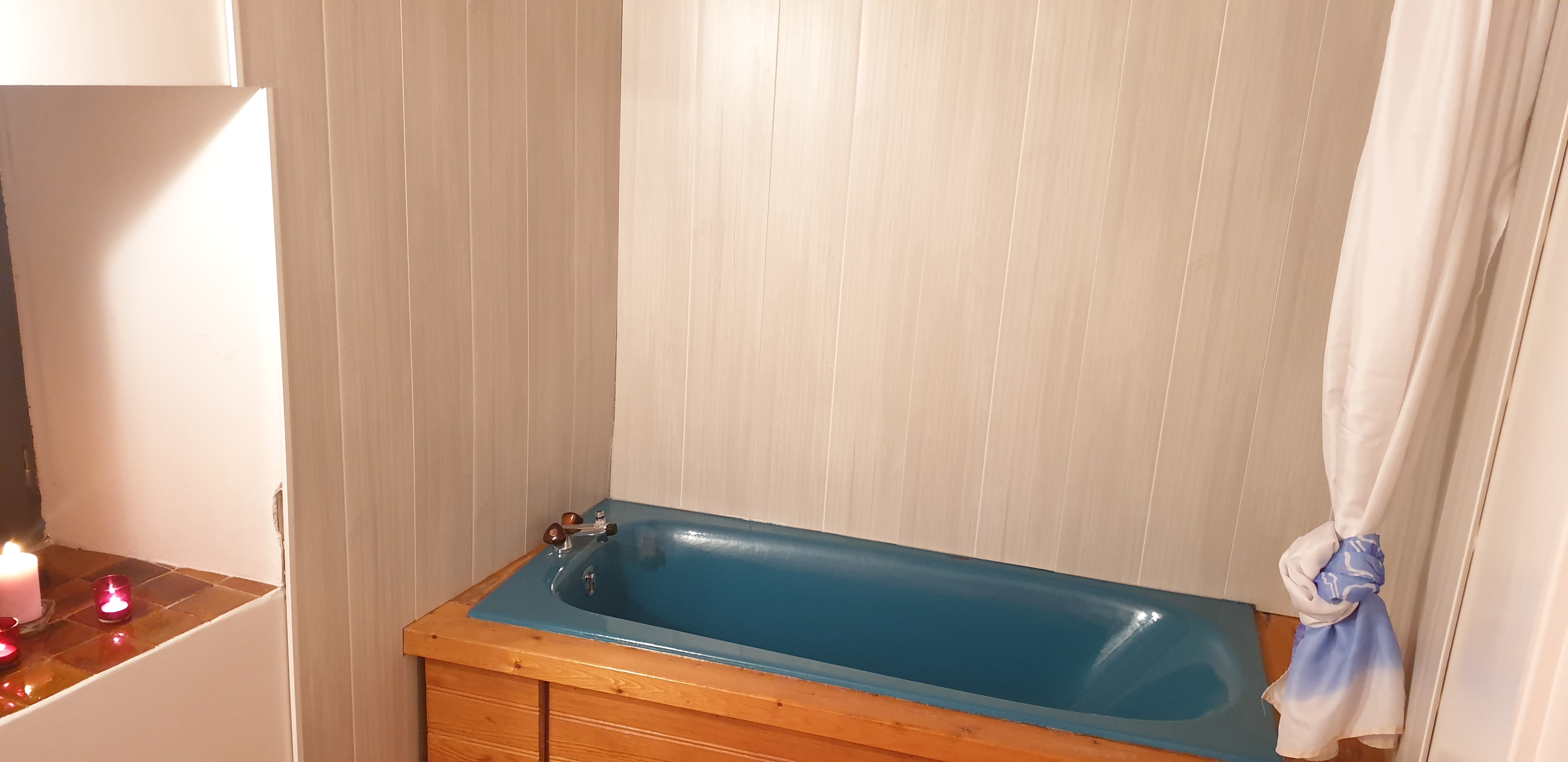 Deux indiennes se chauffe dans la baignoire Deux indiennes se chauffe dans la baignoire